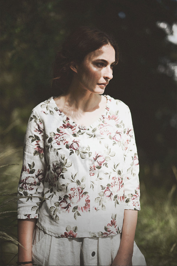 Low-cut linen top with ruffles