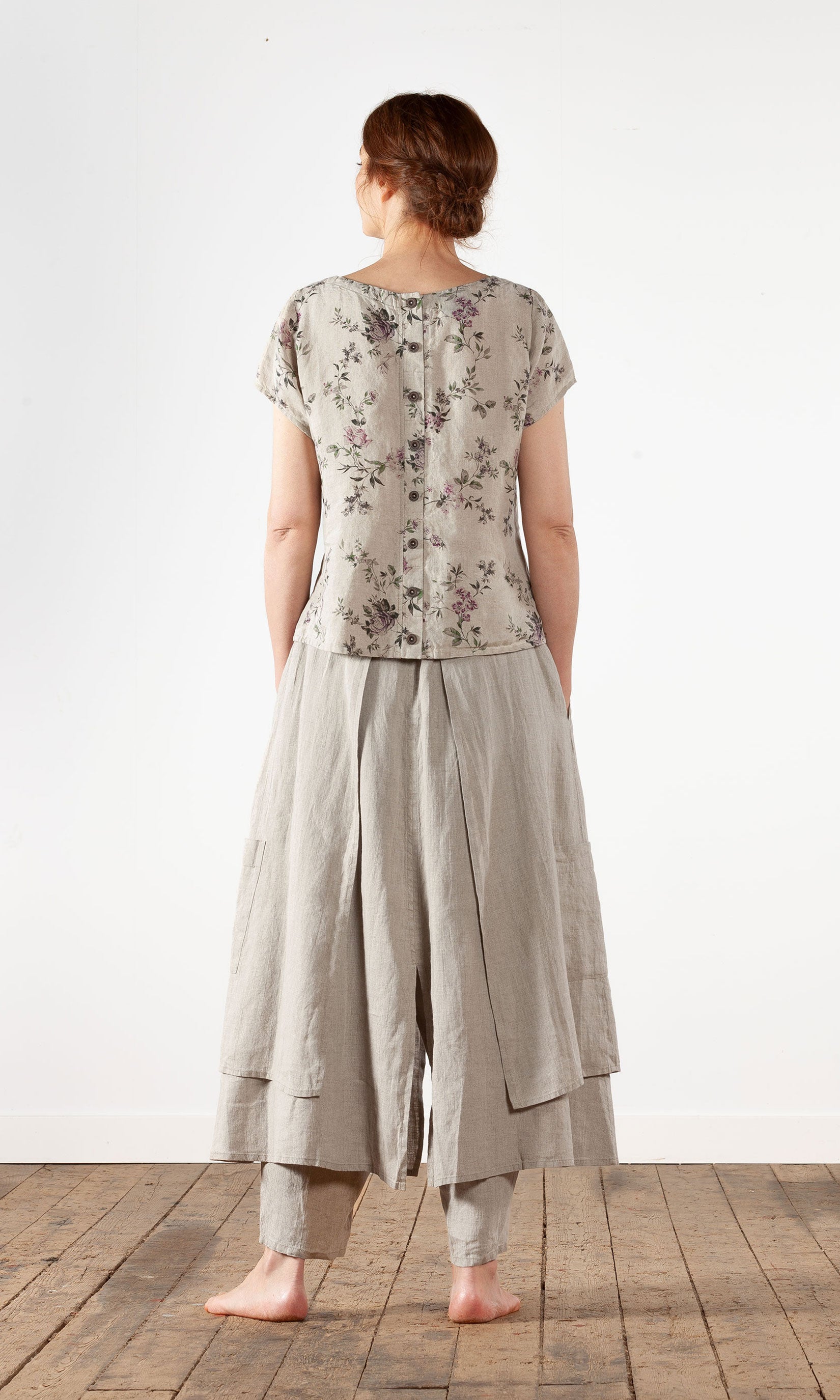 Linen top with buttoning at the back