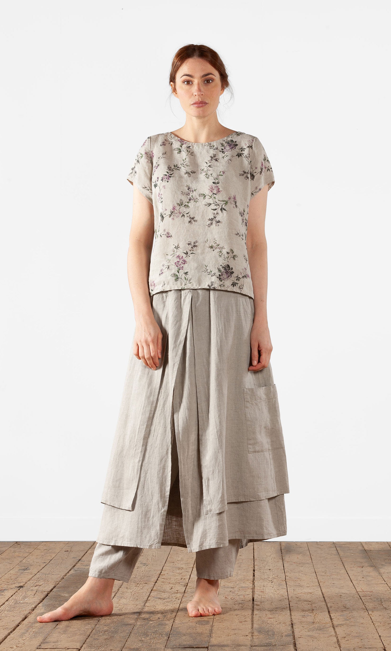 Linen top with buttoning at the back