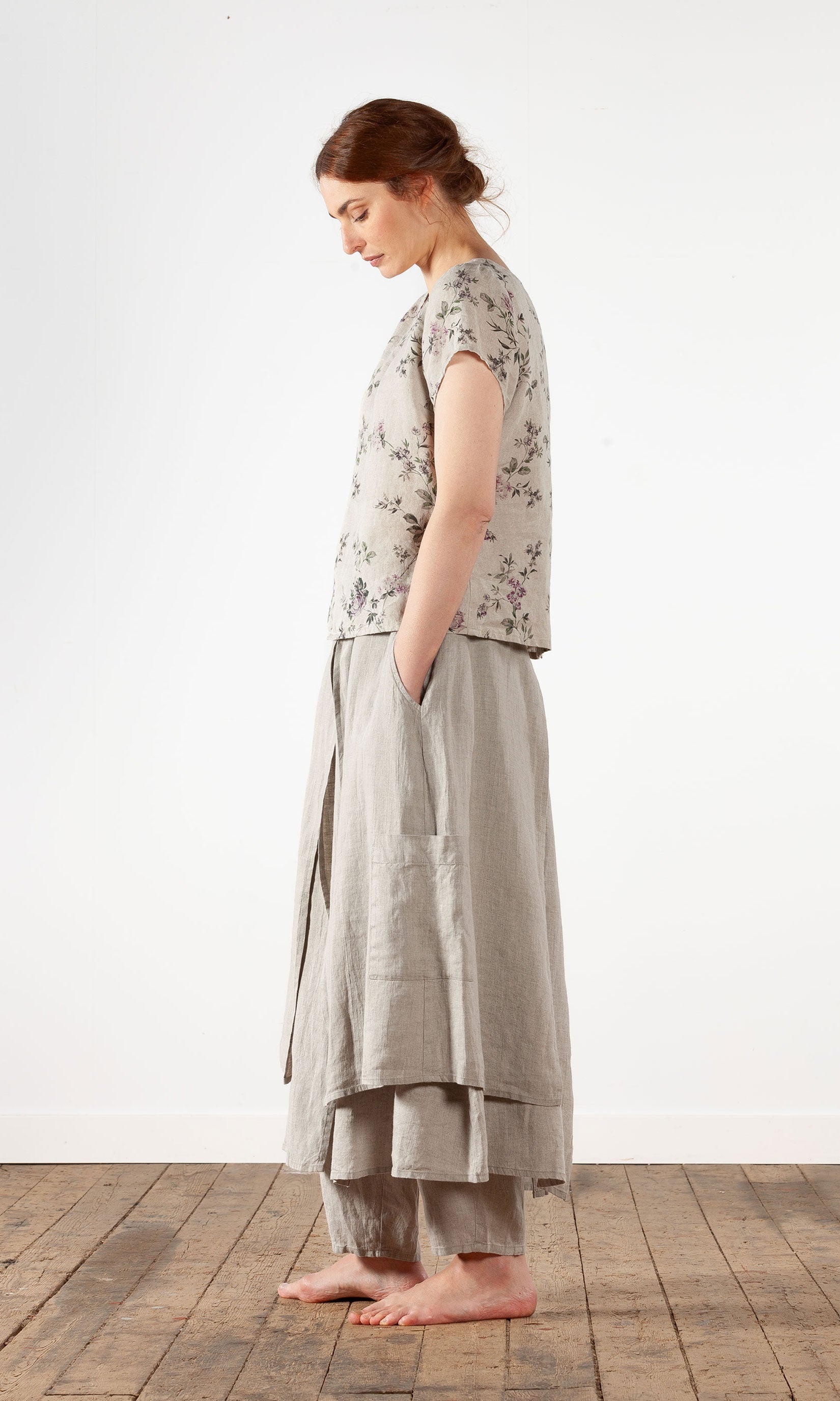 Linen top with buttoning at the back