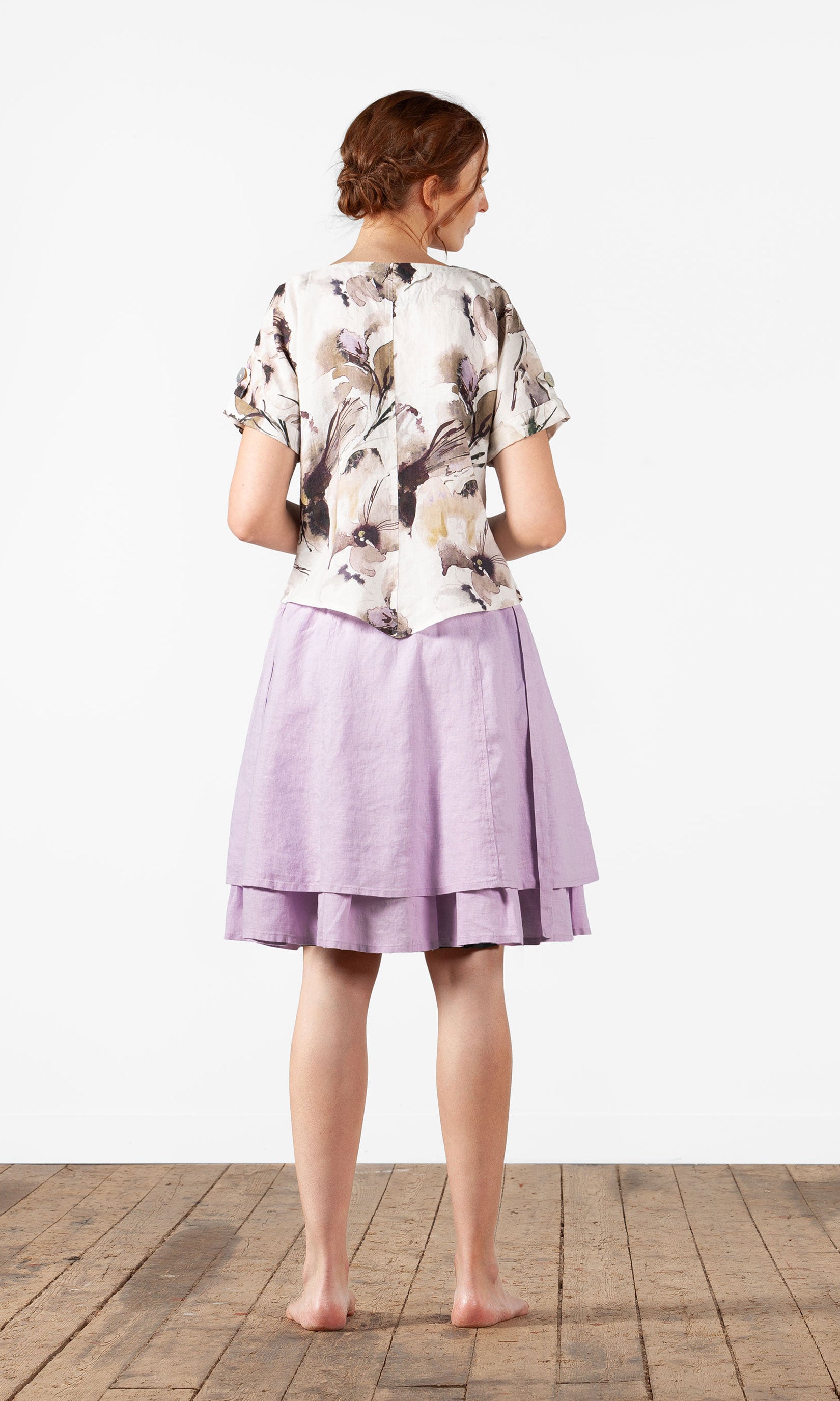 Short linen top with mother-of-pearl buttons 