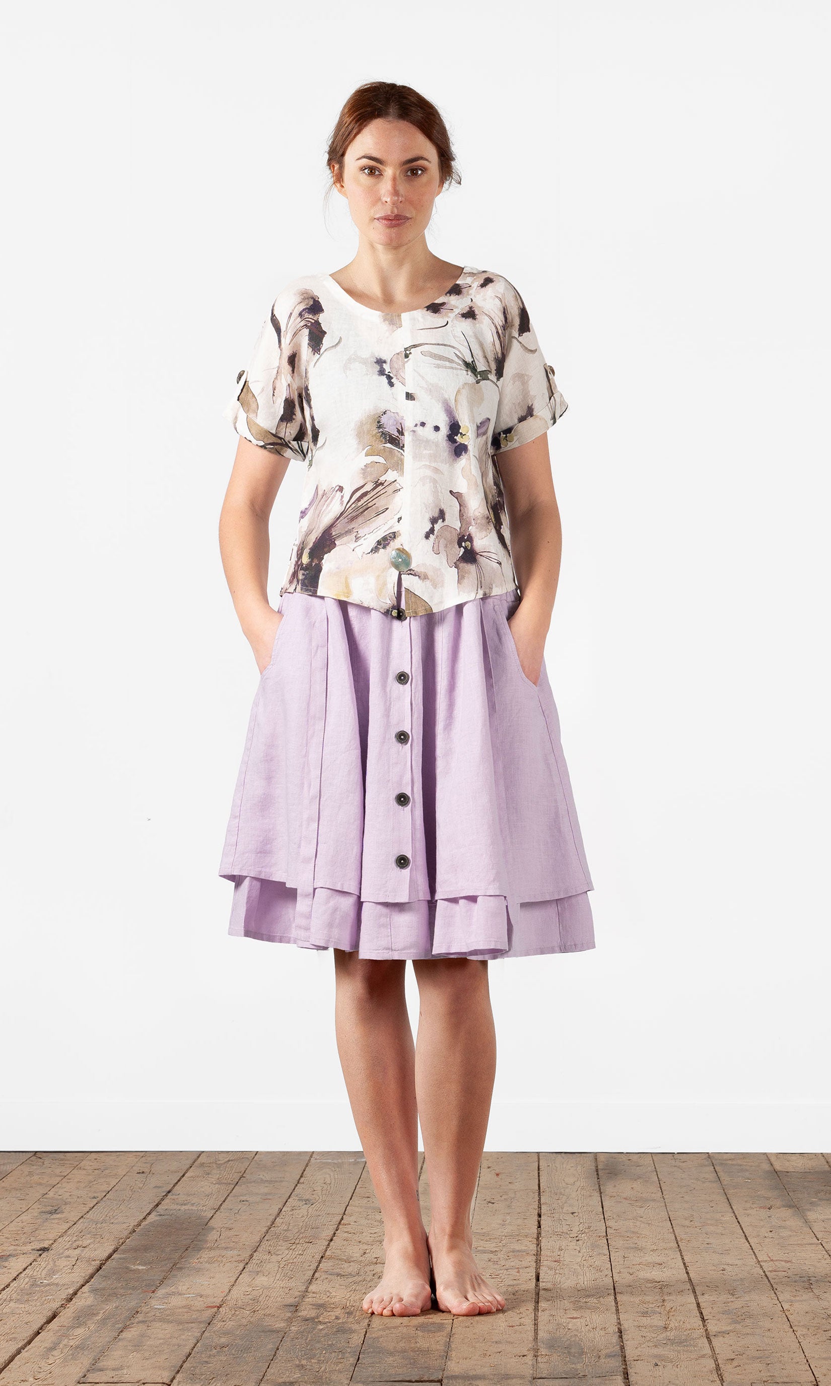 Short linen top with mother-of-pearl buttons 
