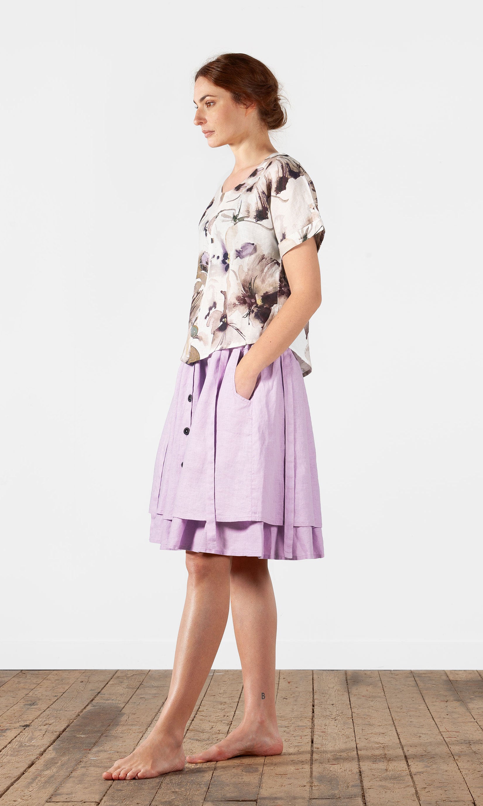 Short linen top with mother-of-pearl buttons 