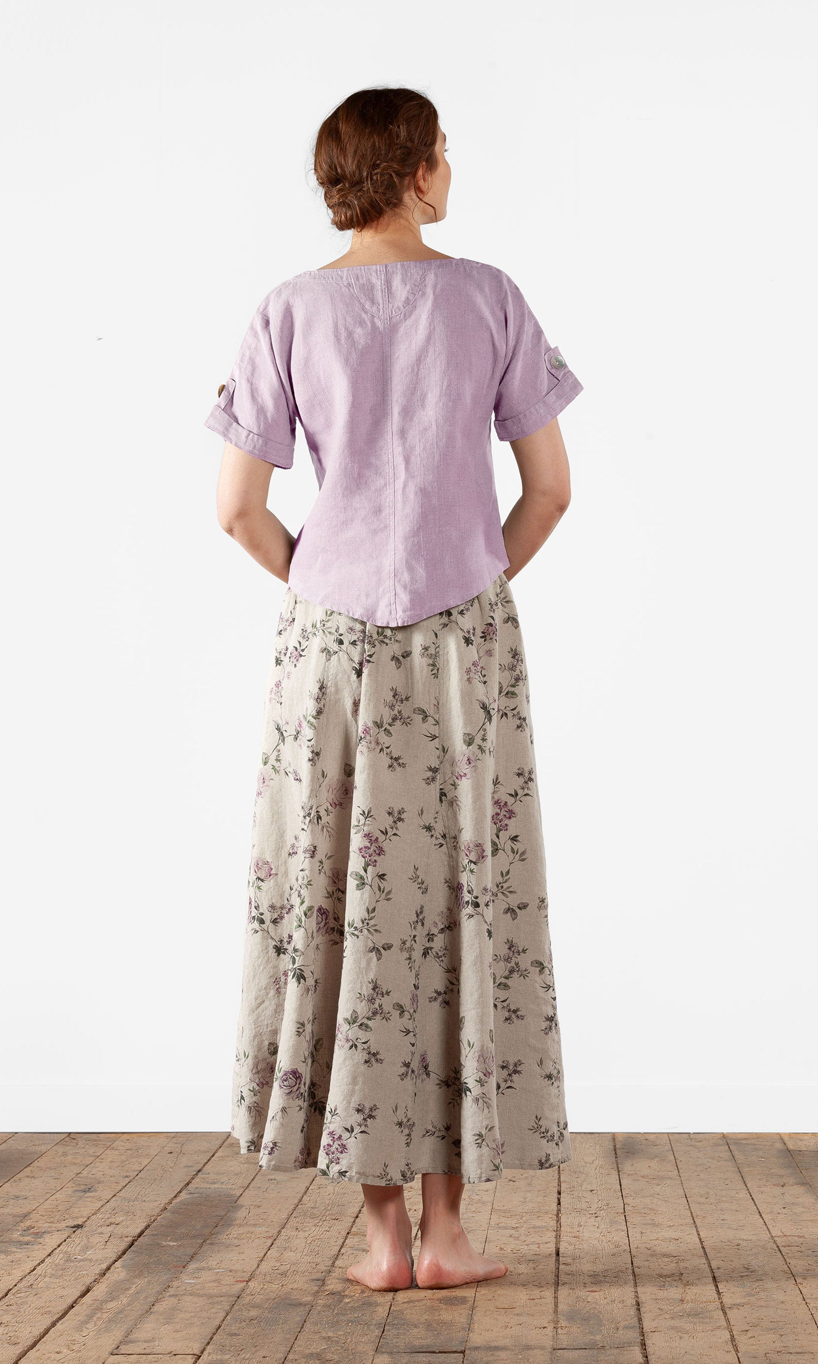 Short linen top with mother-of-pearl buttons