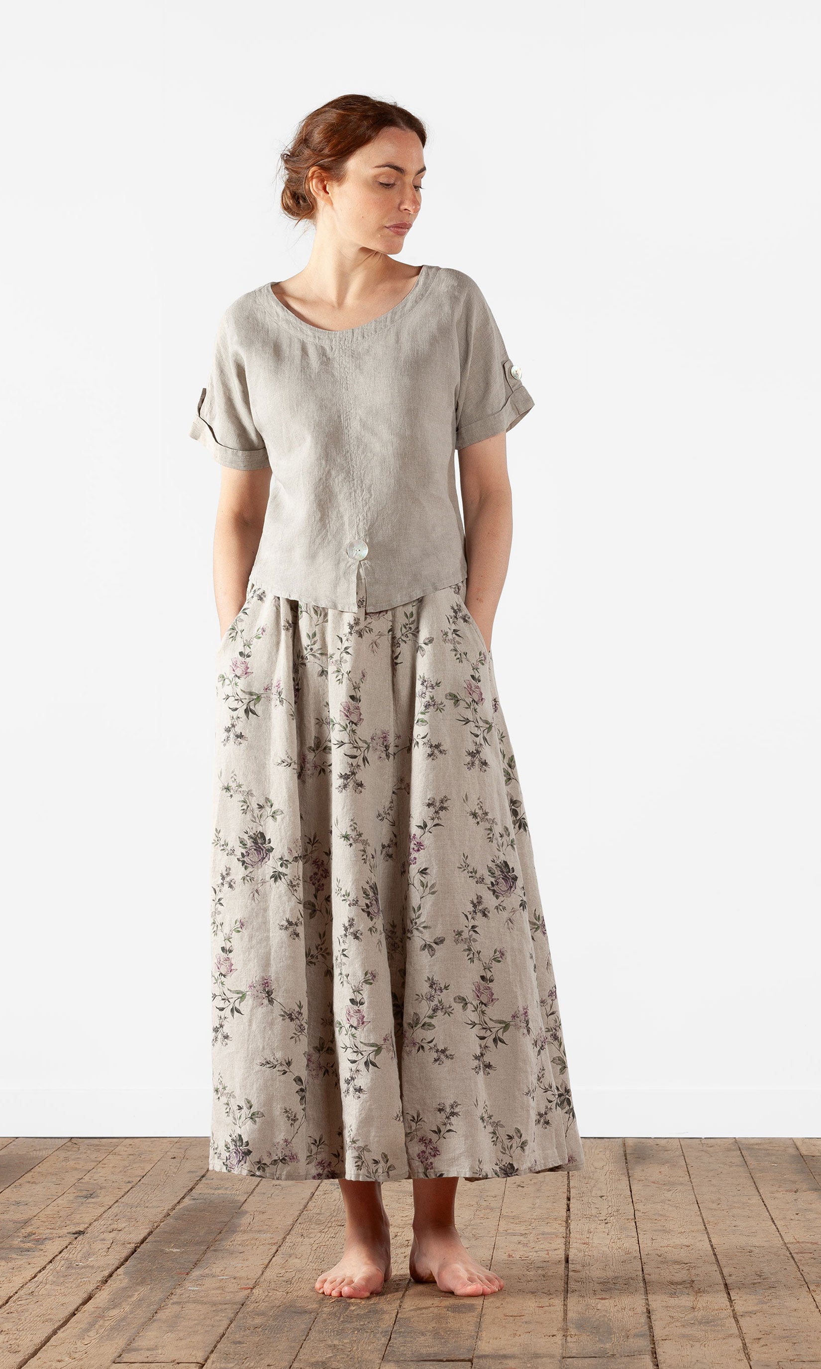 Short linen top with mother-of-pearl buttons