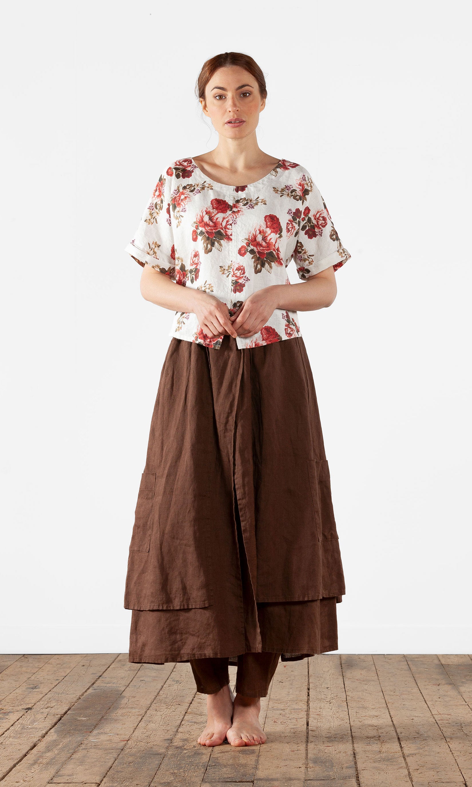 Short linen top with mother-of-pearl buttons