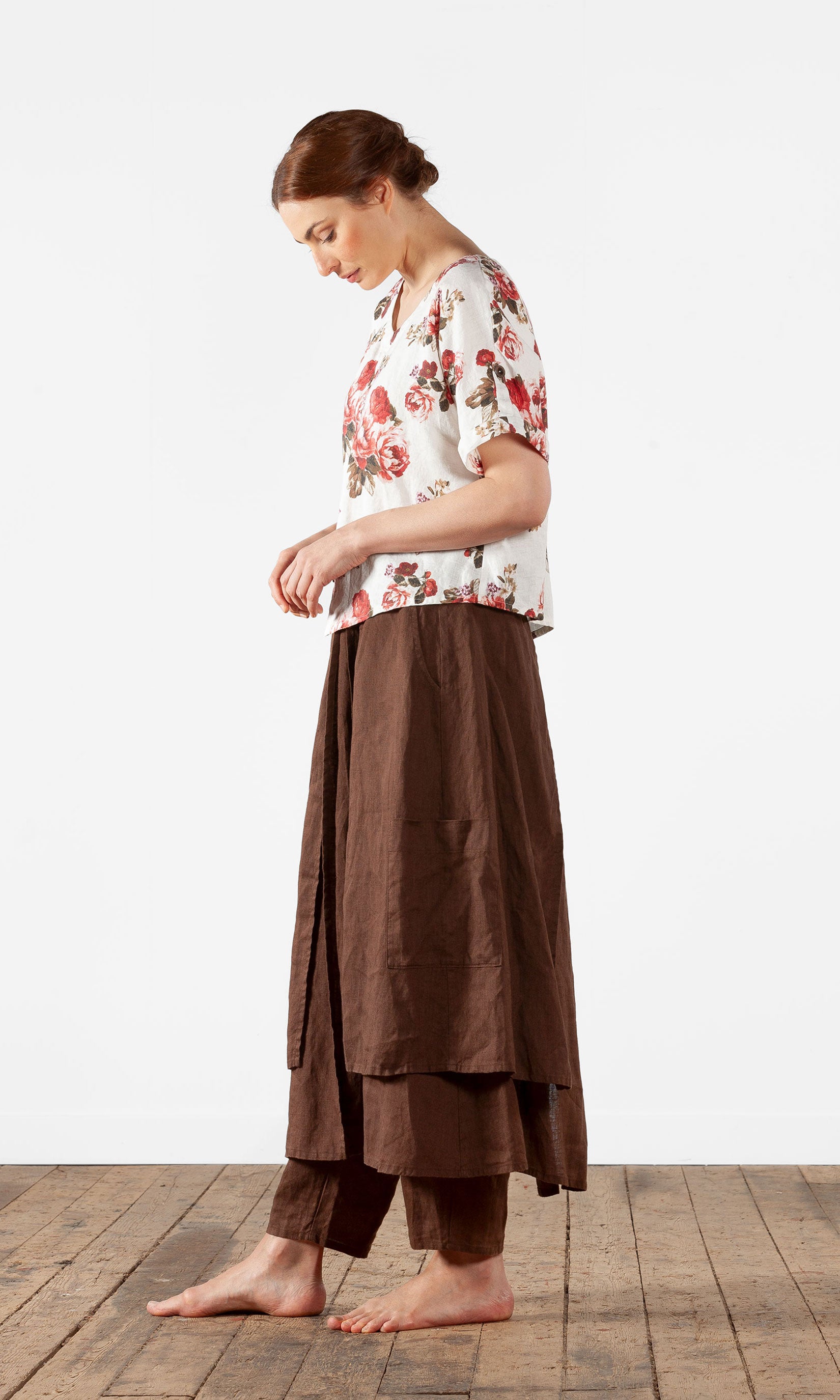 Short linen top with mother-of-pearl buttons