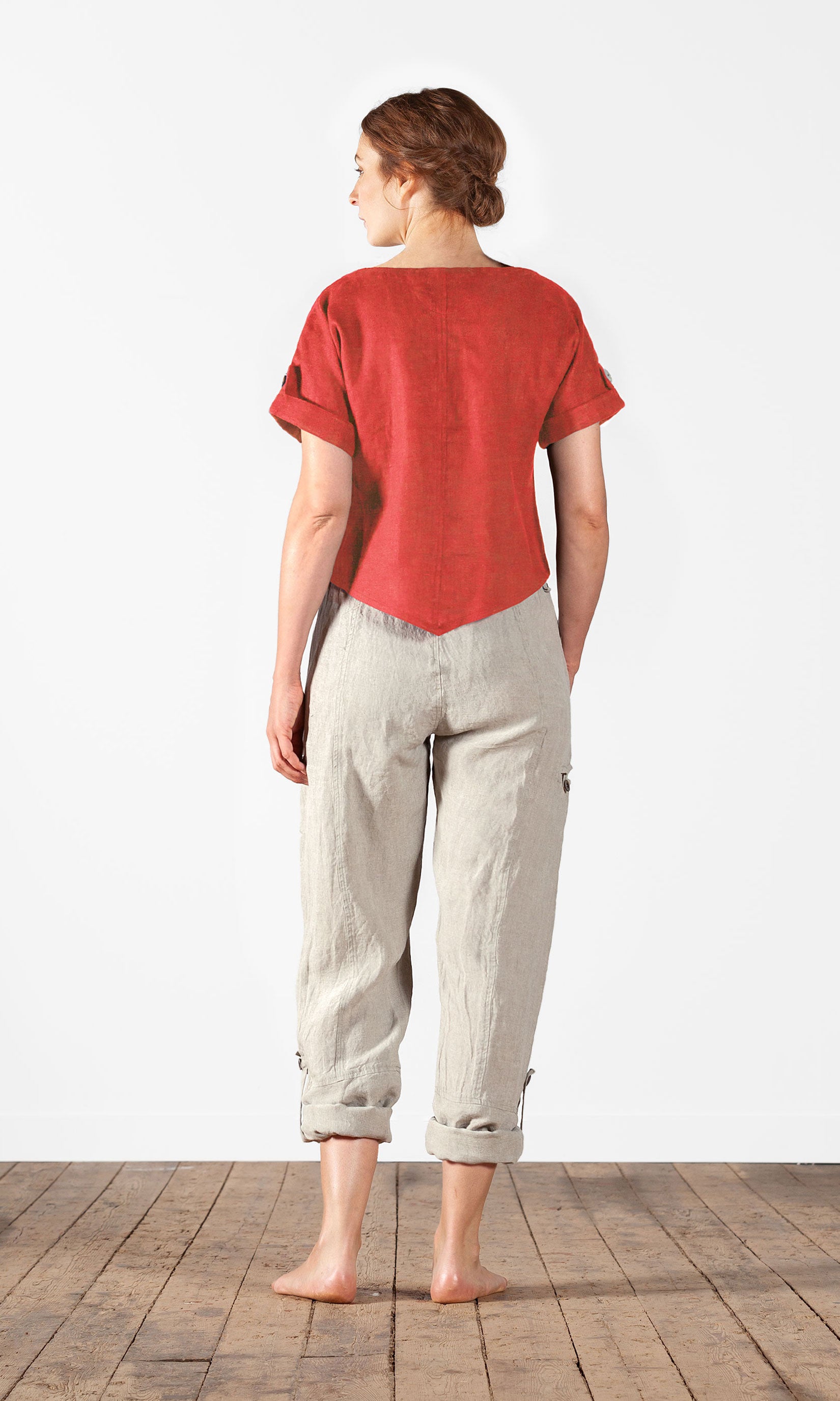 Short linen top with mother-of-pearl buttons