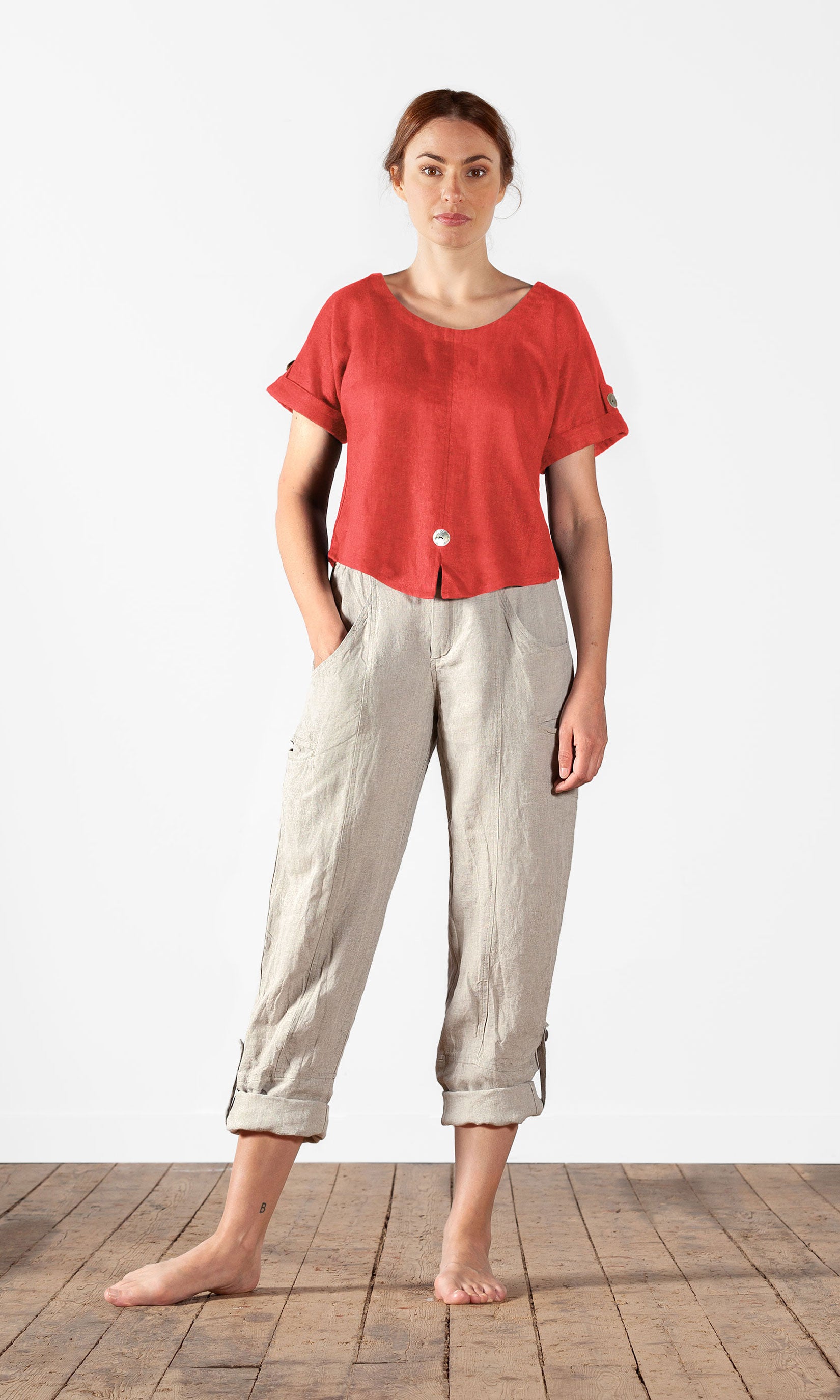 Short linen top with mother-of-pearl buttons