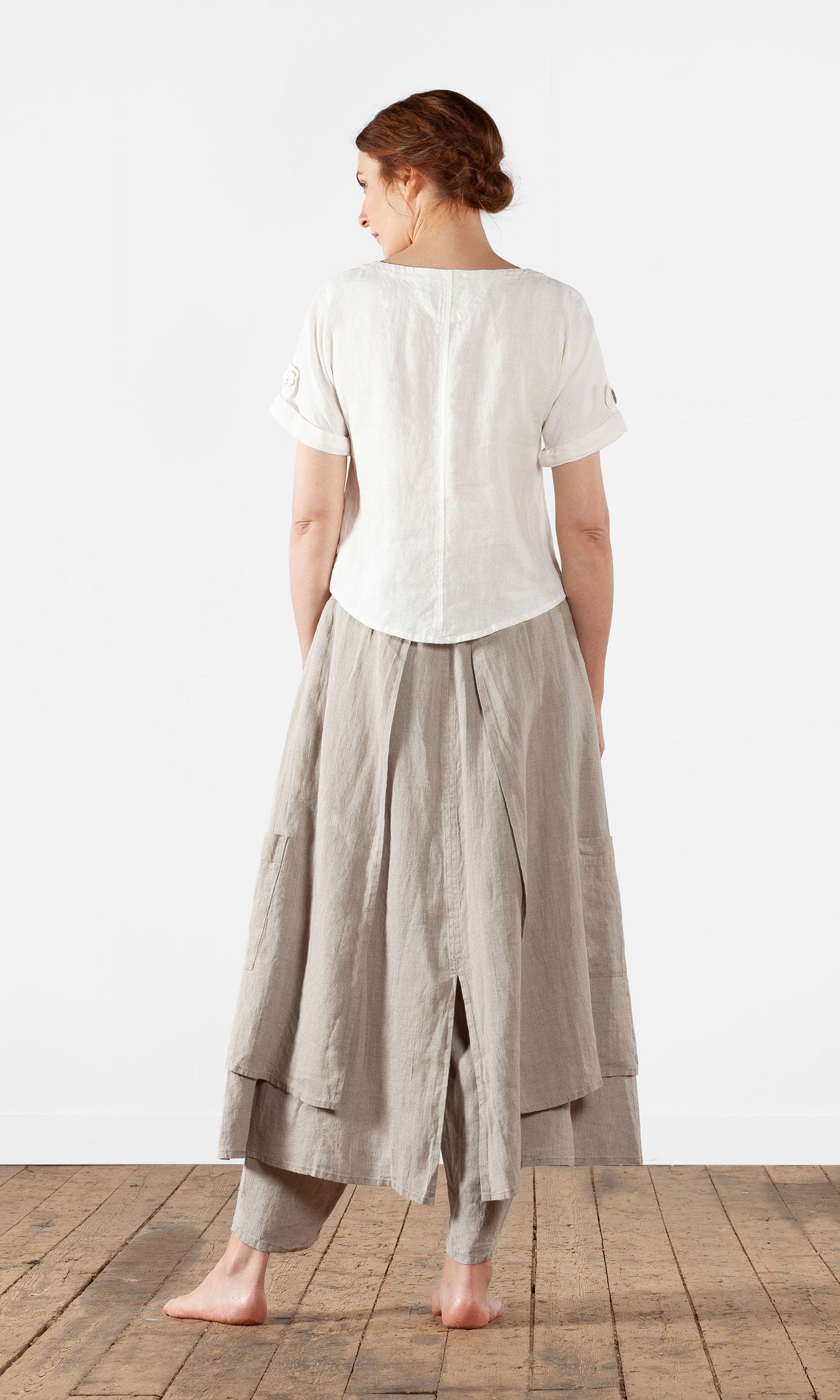 Short linen top with mother-of-pearl buttons