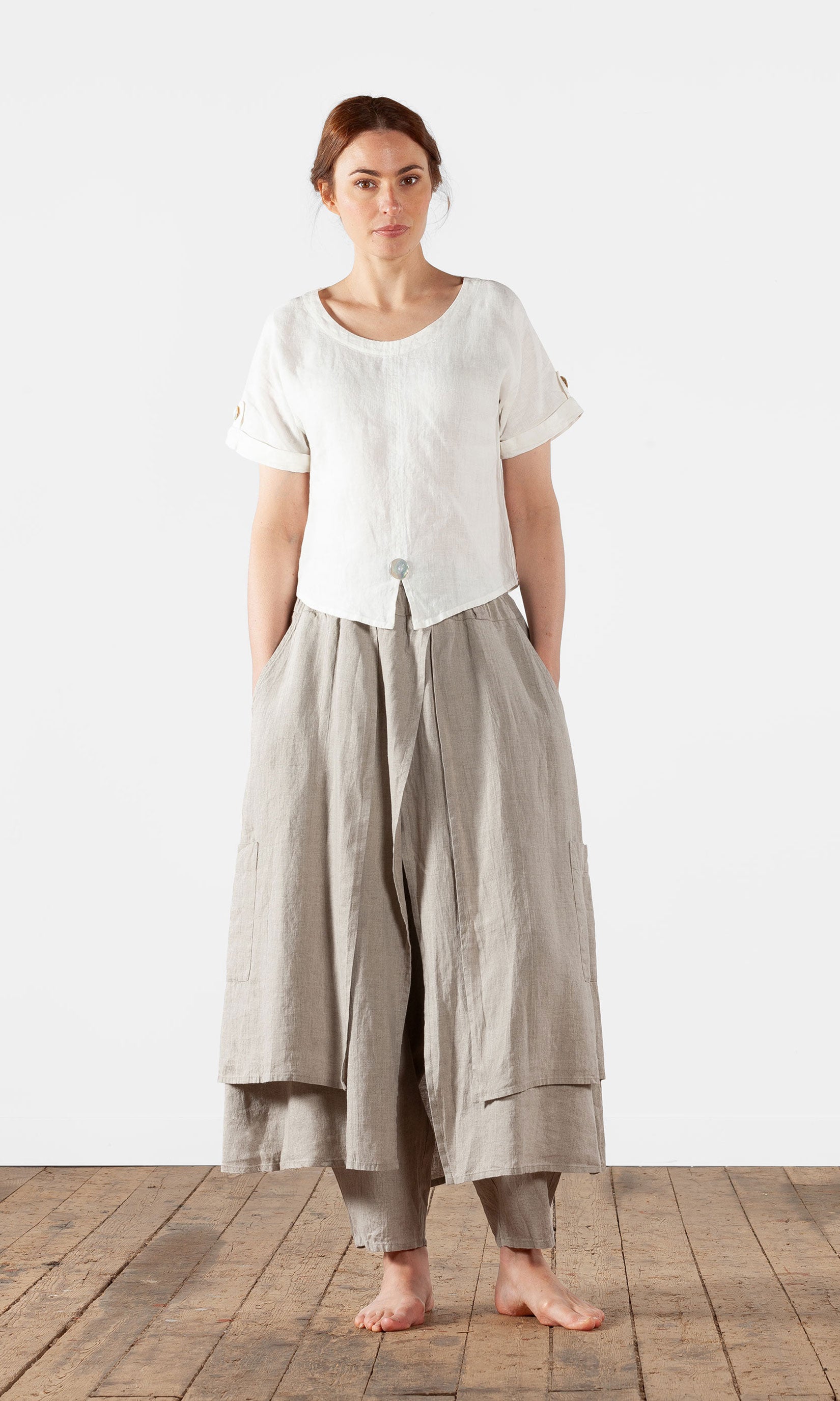 Short linen top with mother-of-pearl buttons