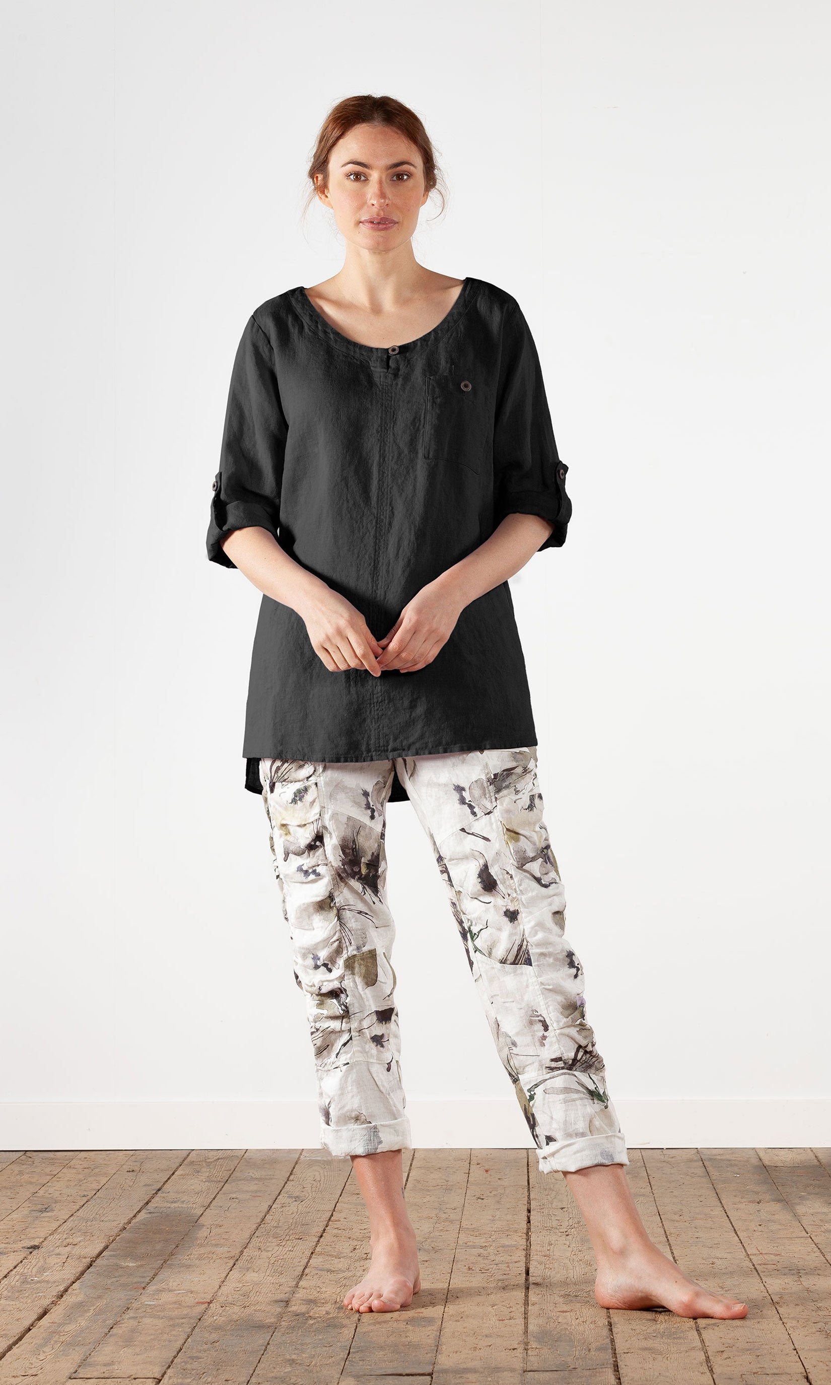 Straight linen tunic with 3/4 sleeves