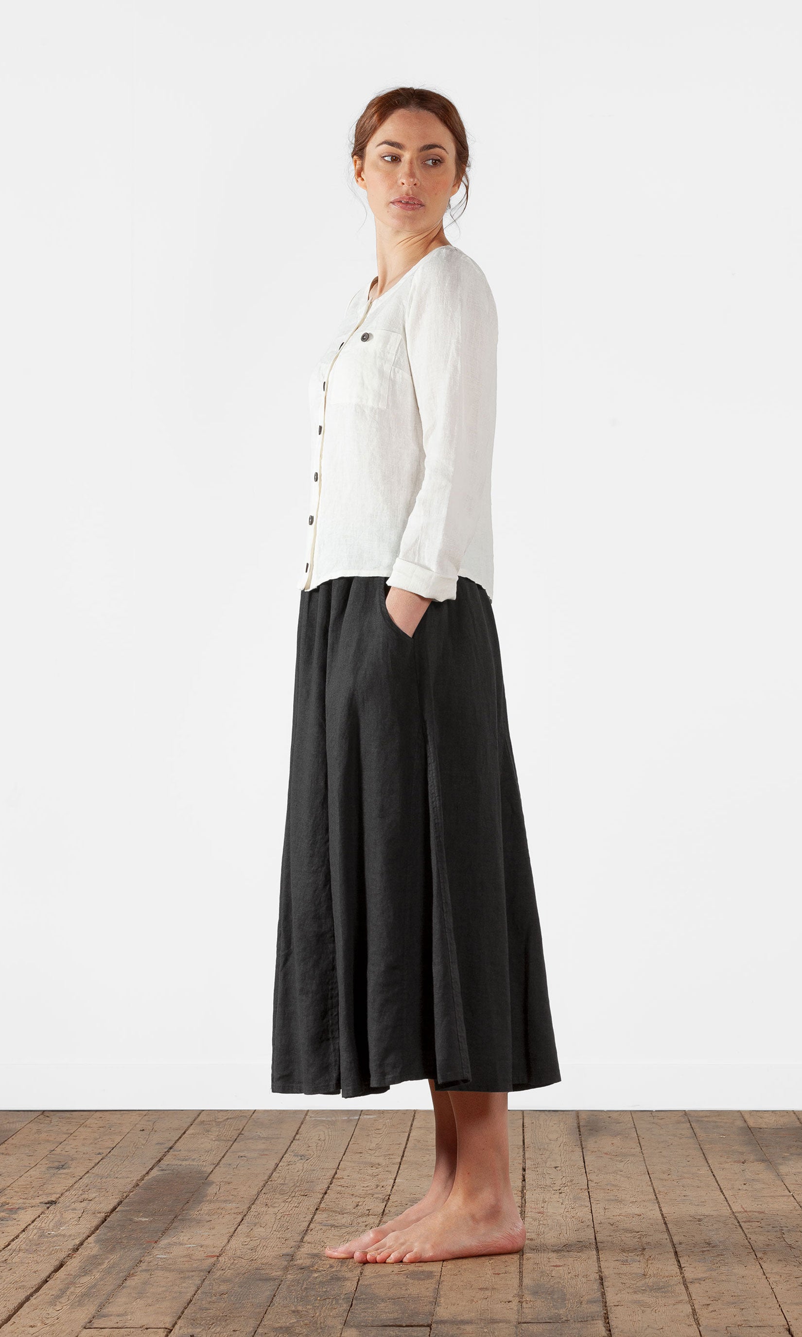 Kurze Leinenjacke mit Knöpfen