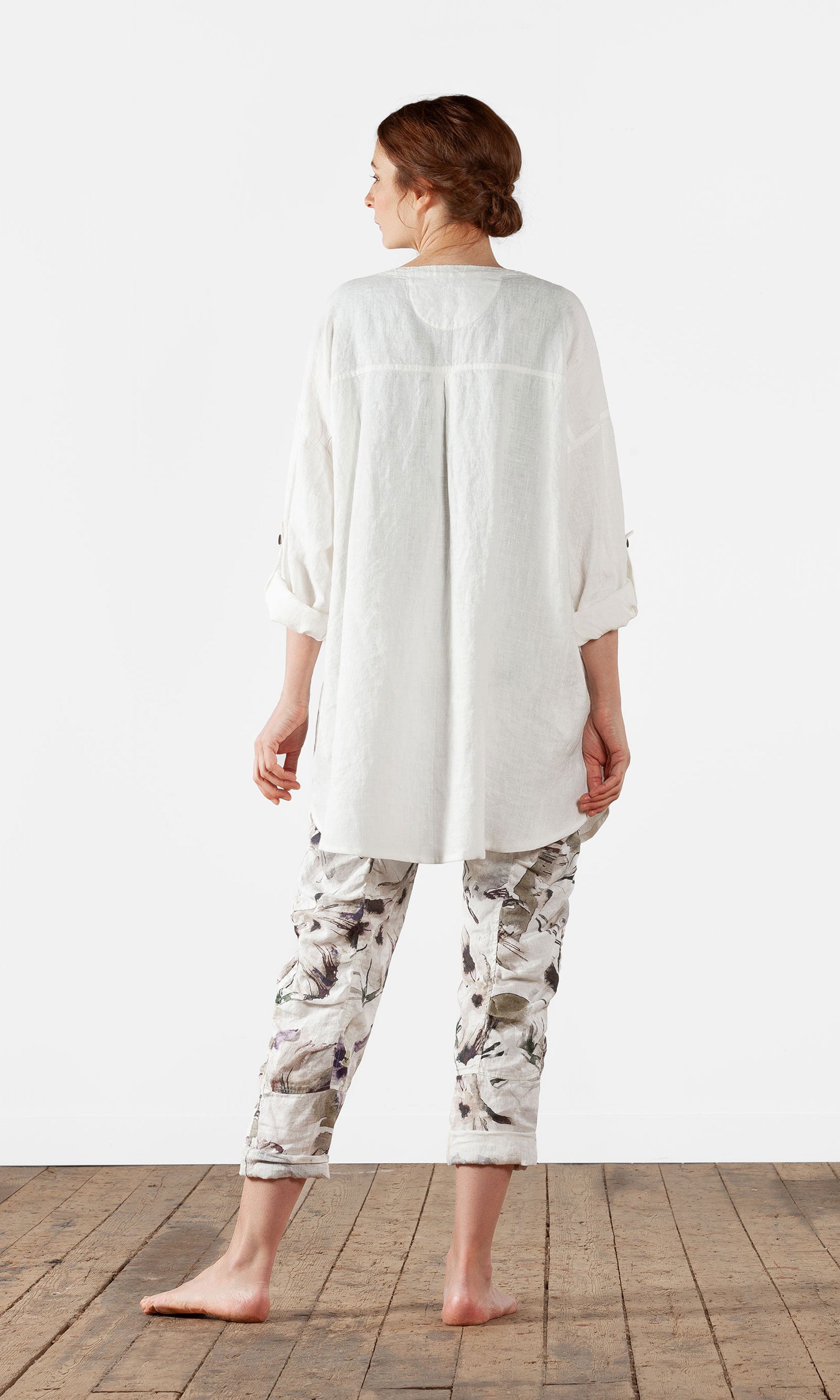 Long shirt in linen with patch pockets
