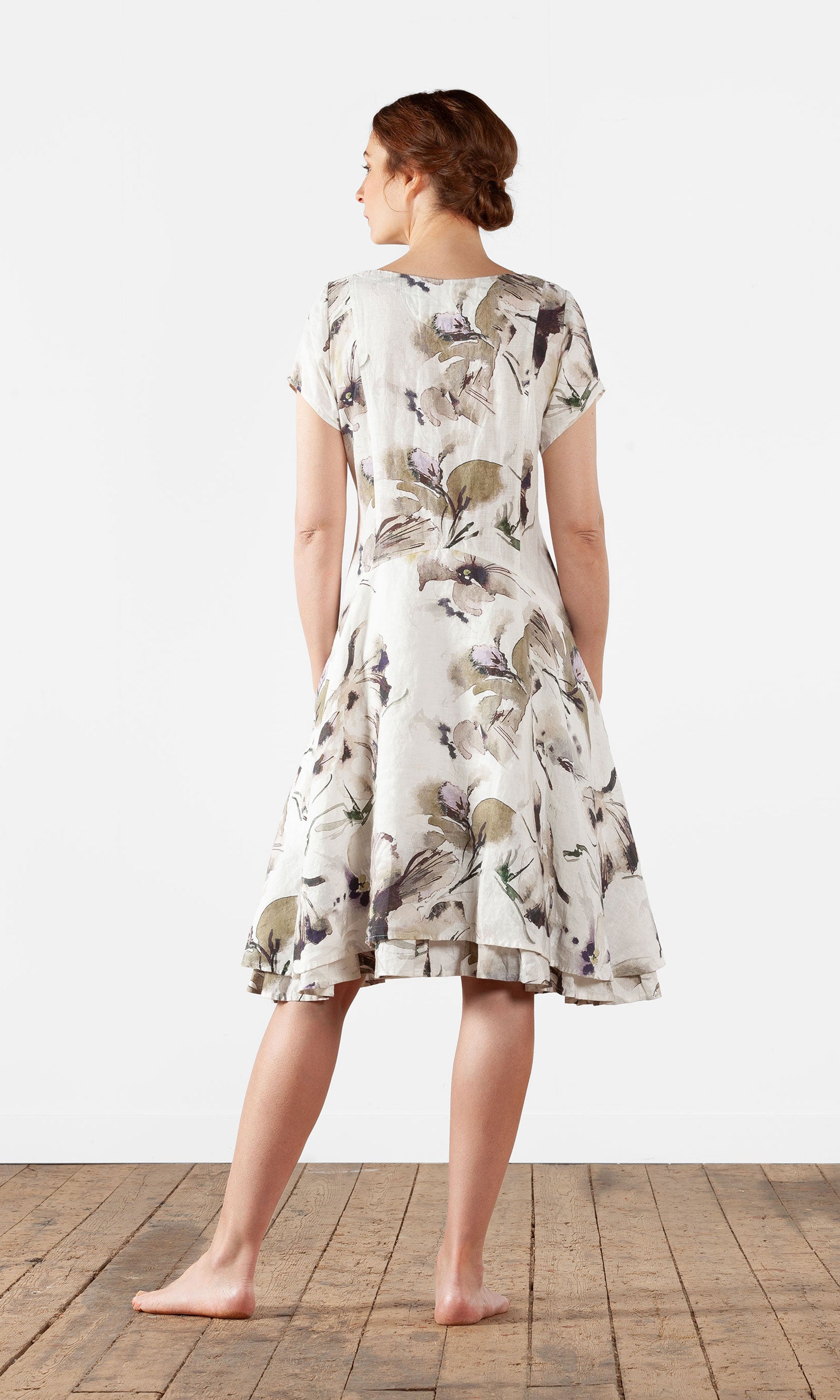 Kurzärmliges, tailliertes Leinenkleid