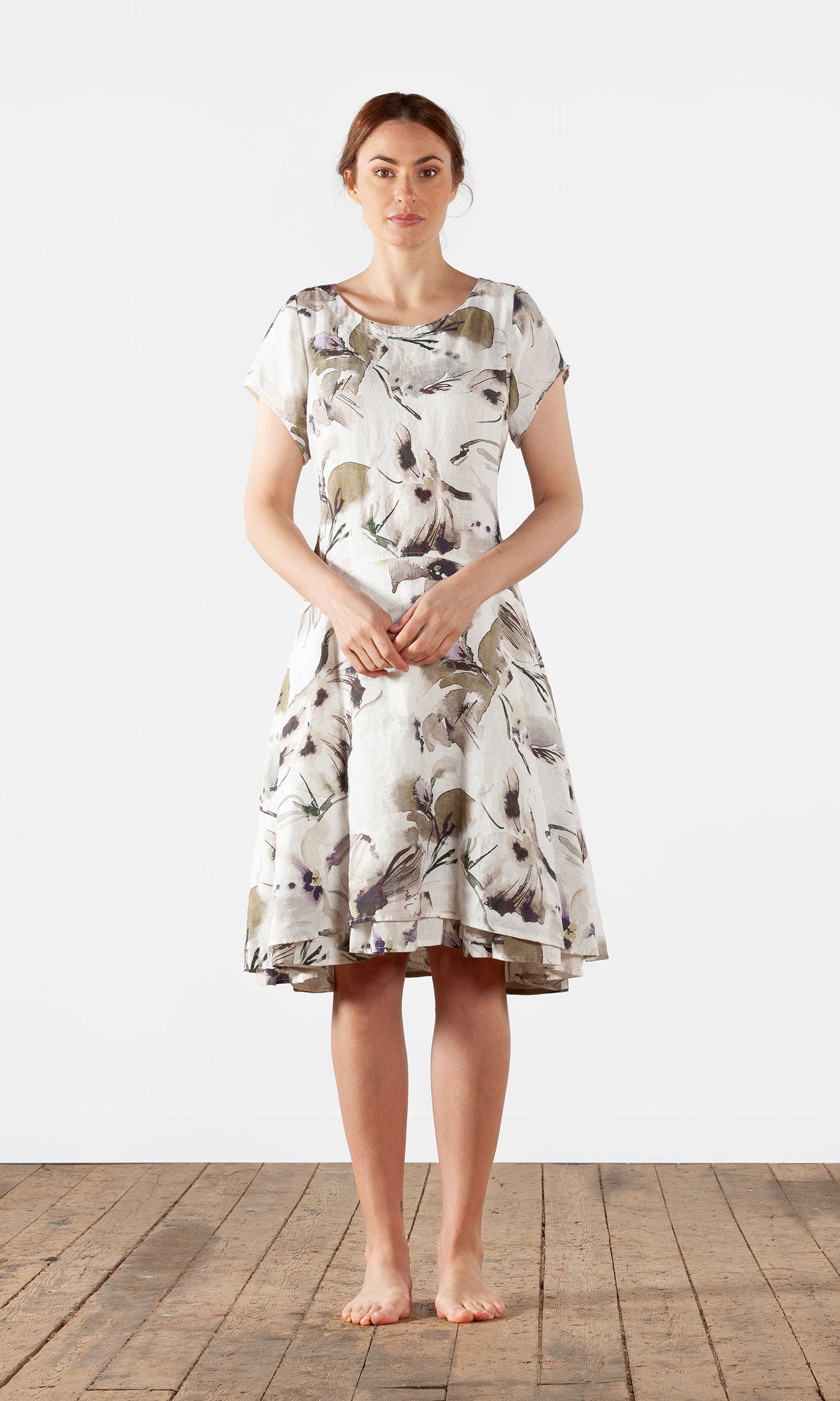 Kurzärmliges, tailliertes Leinenkleid