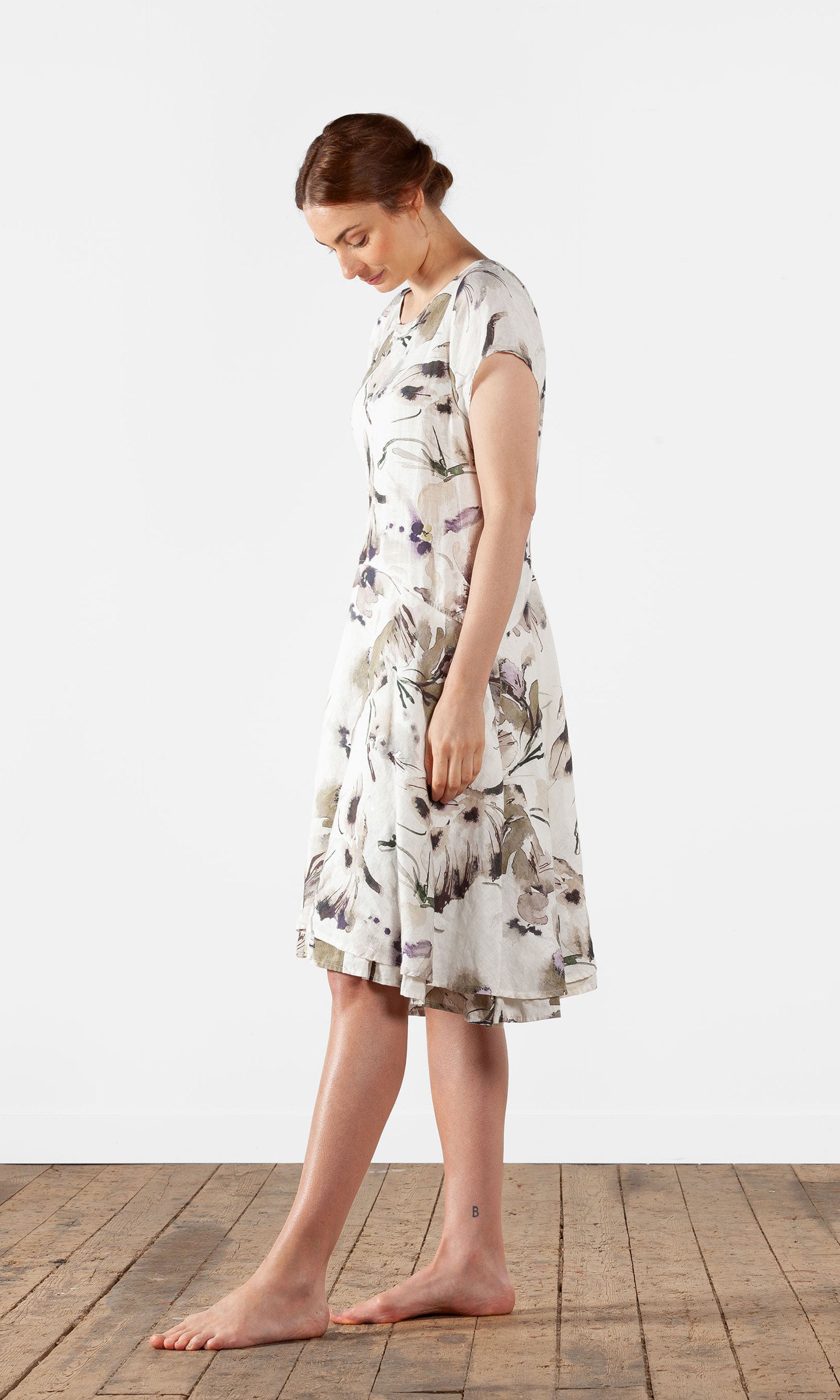 Kurzärmliges, tailliertes Leinenkleid