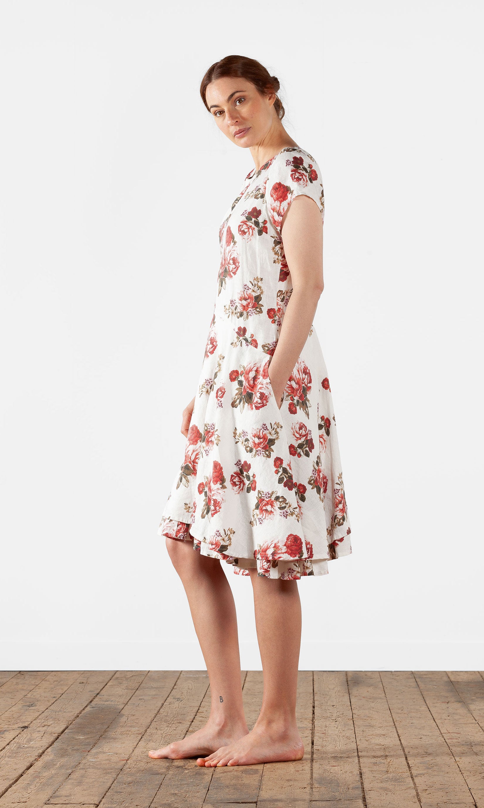 Kurzärmliges, tailliertes Leinenkleid