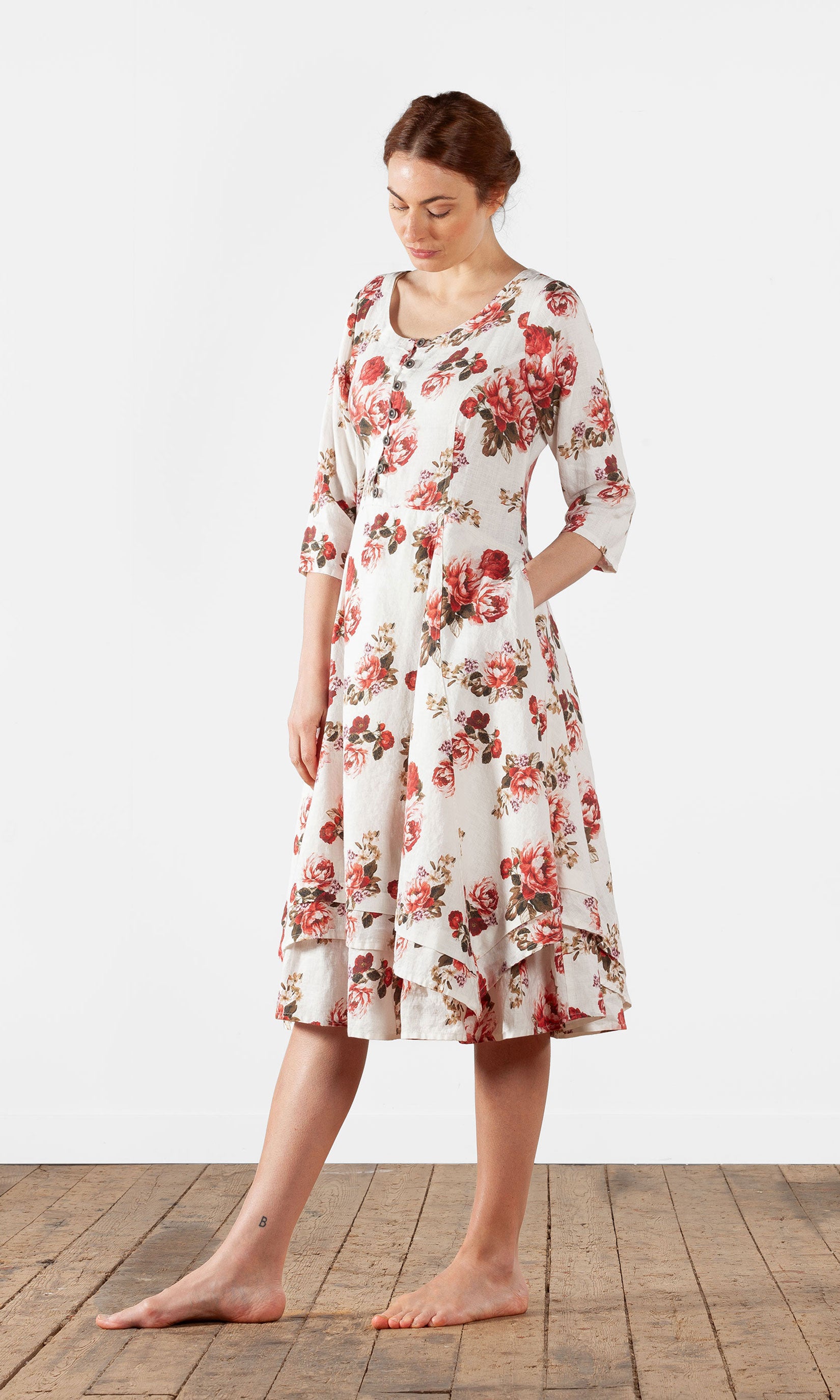 Figurbetontes Leinenkleid mit Knöpfen