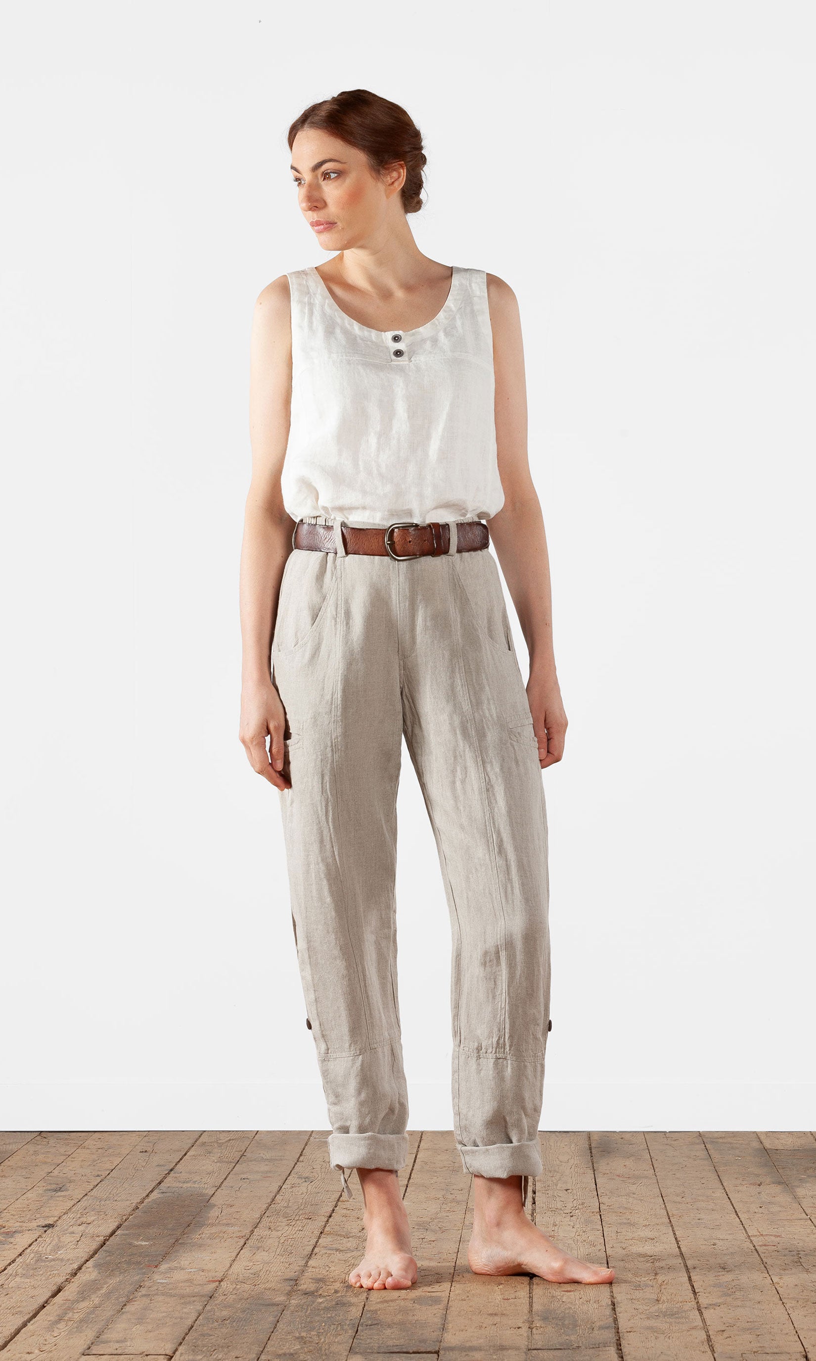 Linen trousers with many pockets