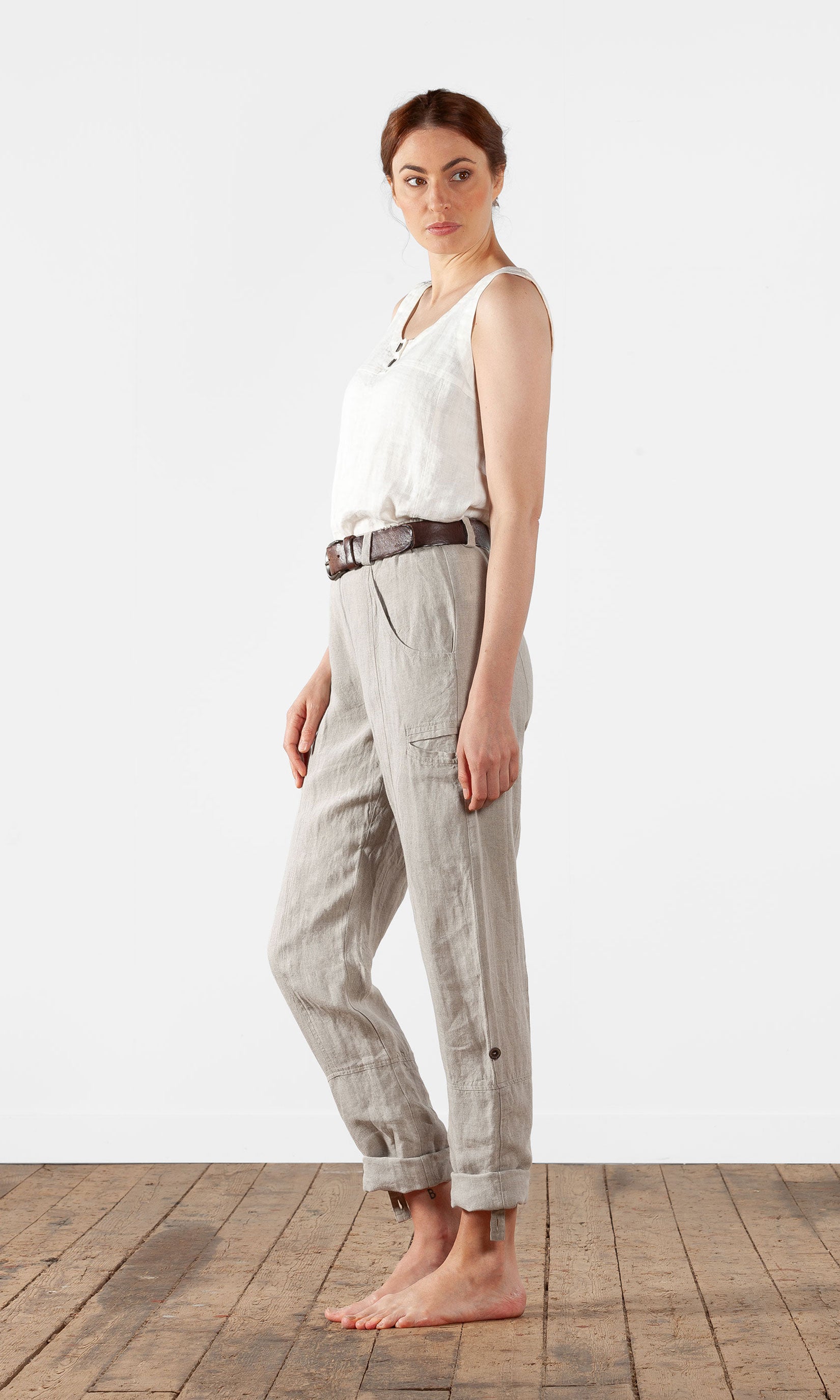 Linen trousers with many pockets