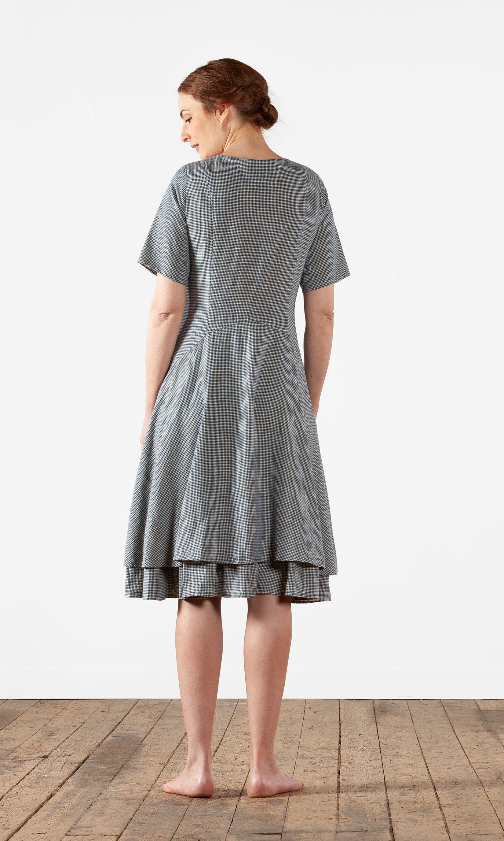Figurbetontes Kleid mit kurzen weiten Ärmeln aus Hanfmischung