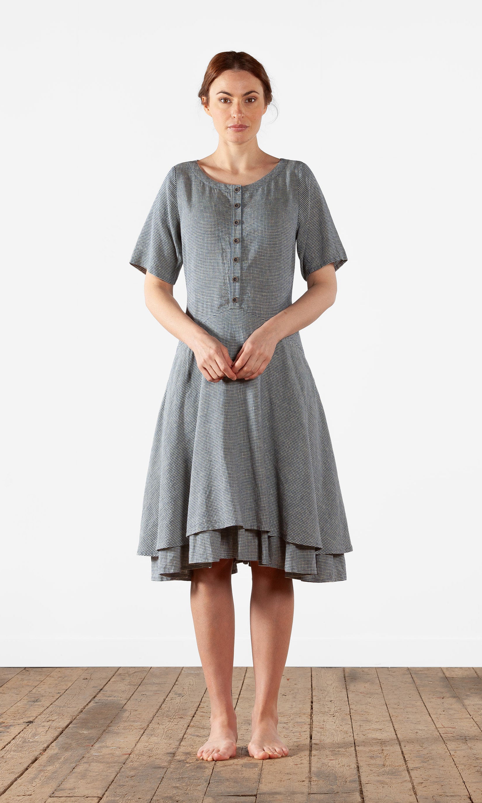 Figurbetontes Kleid mit kurzen weiten Ärmeln aus Hanfmischung