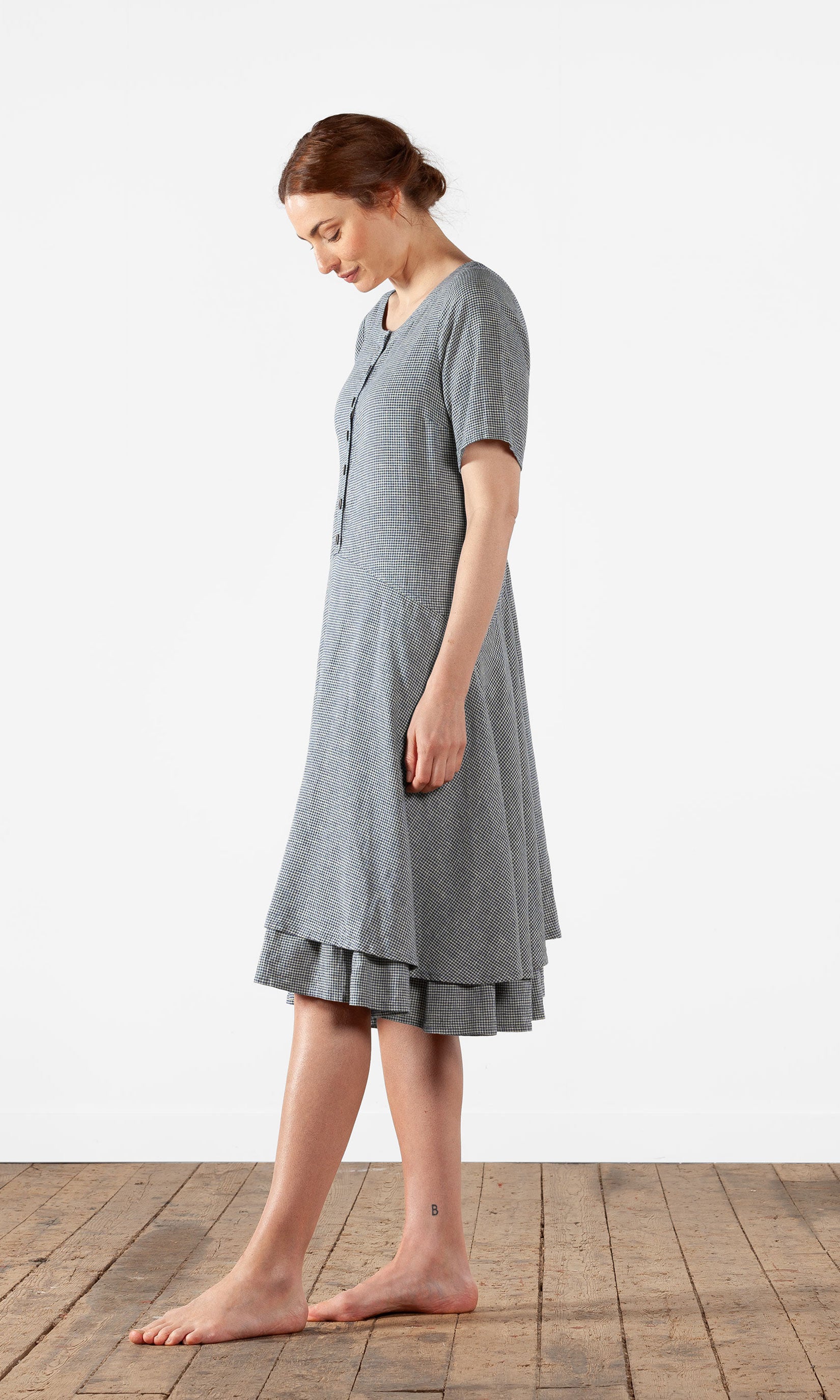 Figurbetontes Kleid mit kurzen weiten Ärmeln aus Hanfmischung