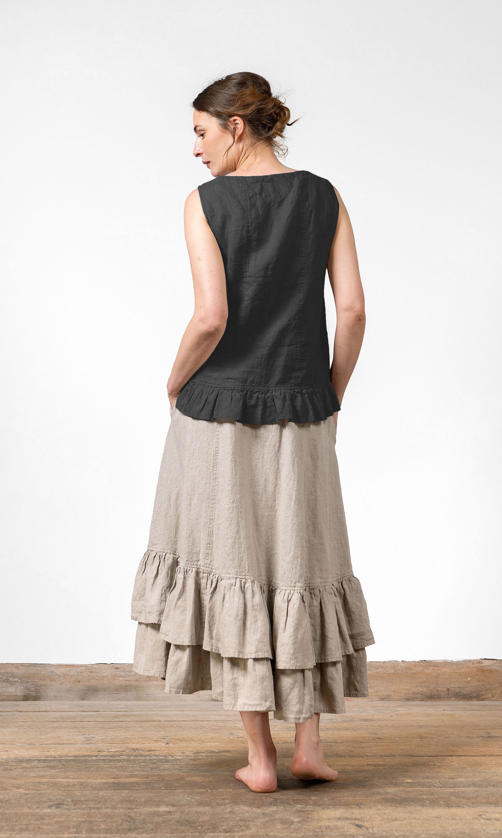 Linnebluse med rynket volangkant og dekorative folder