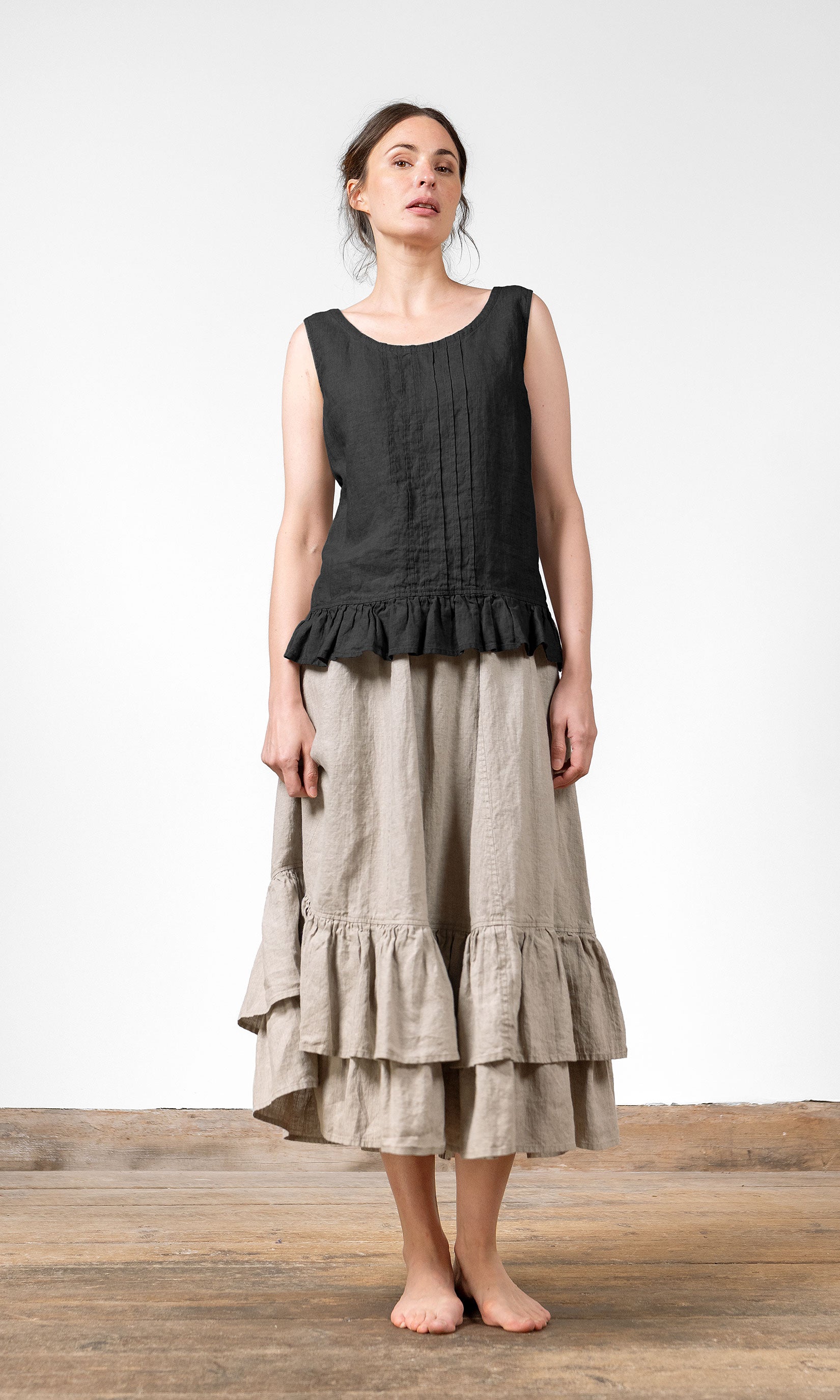 Linneblus med rynkad volangkant och dekorativa veck