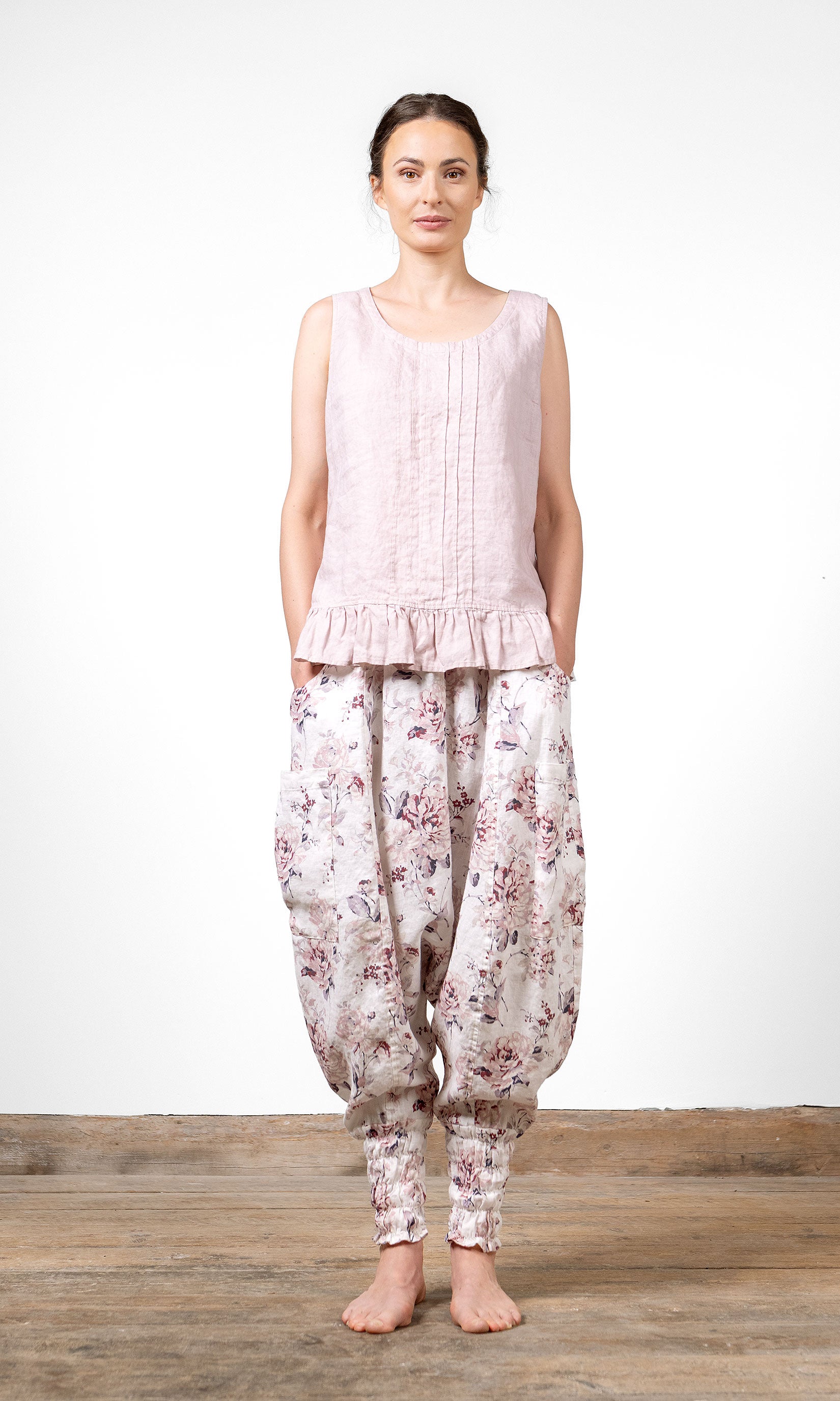 Leinenbluse mit gerafftem Volantbesatz und dekorativen Falten