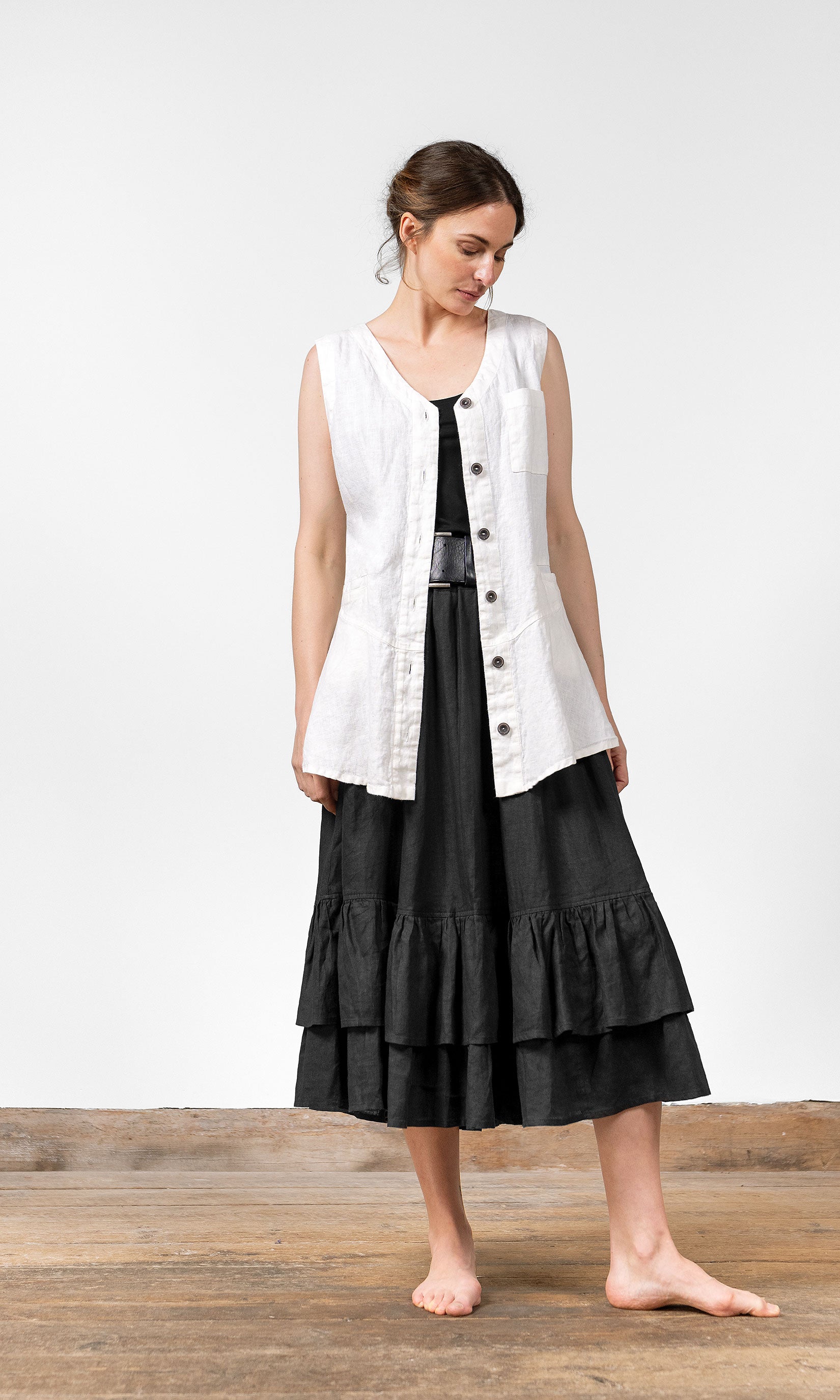 Linneväst med utställd siluett och knäppning framtill