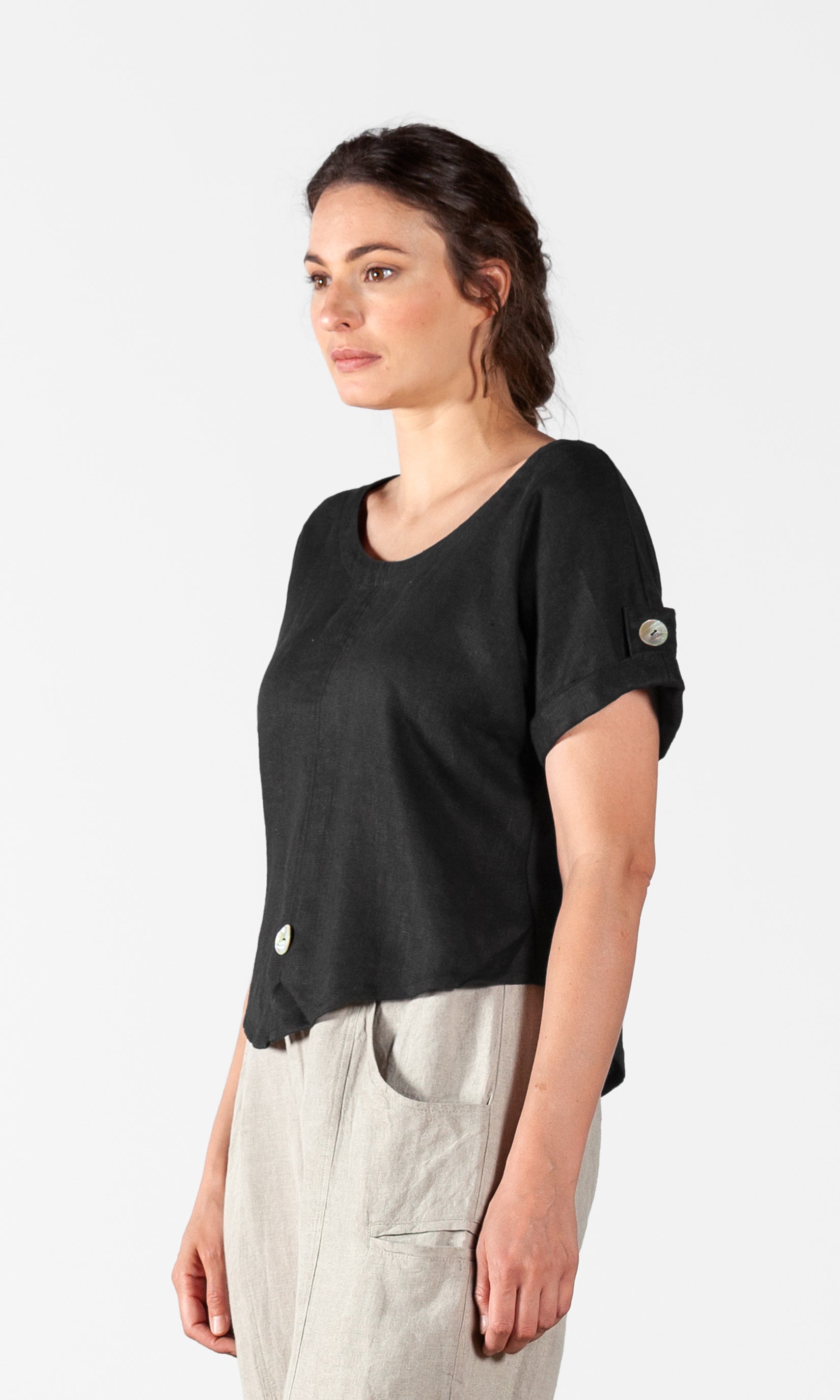 Kurzes Leinentop mit Perlmuttknöpfen