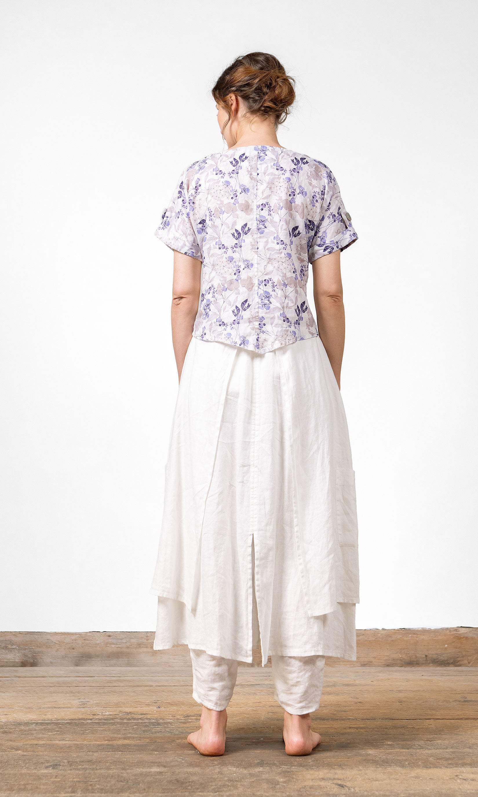 Kurzes Leinenoberteil mit Perlmuttknöpfen