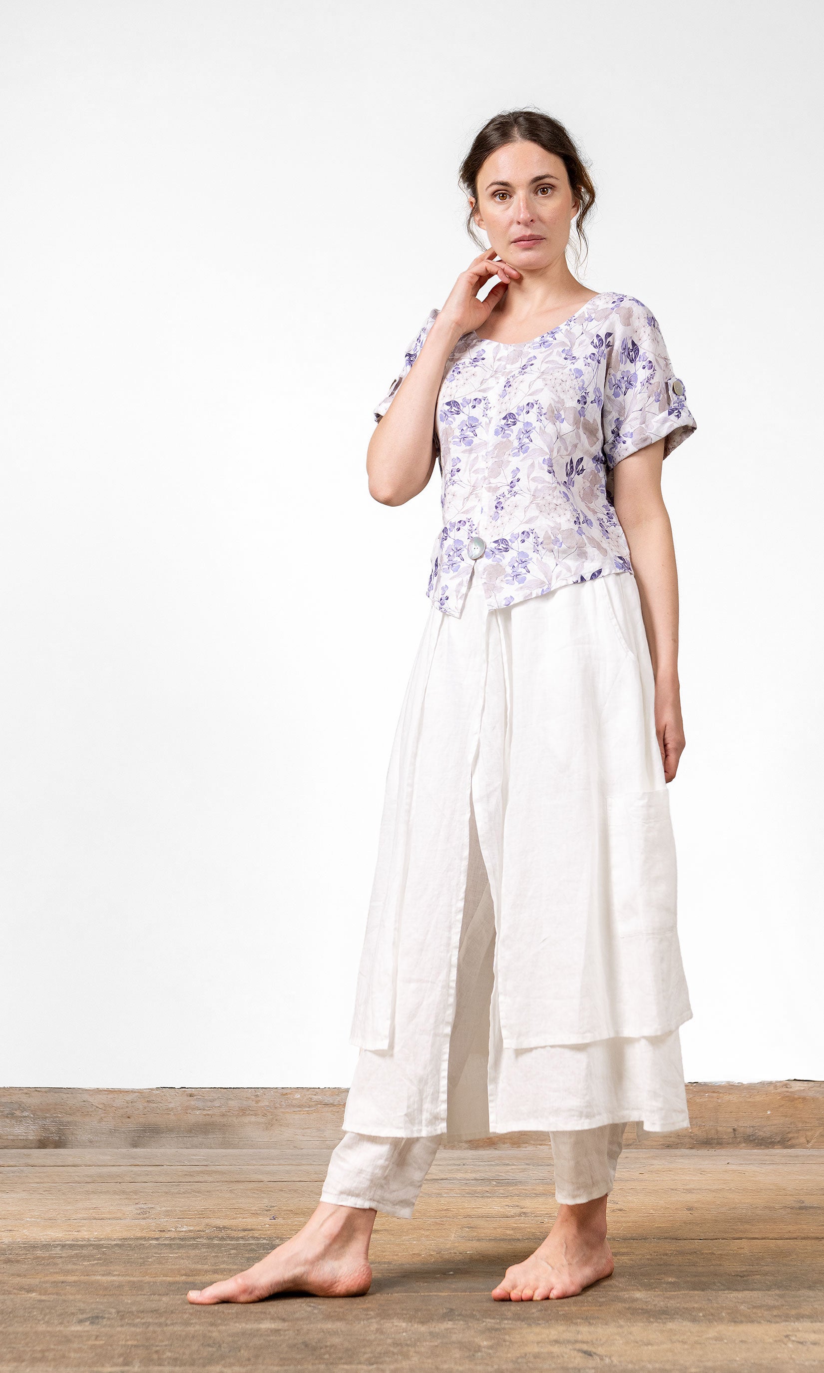 Kurzes Leinenoberteil mit Perlmuttknöpfen