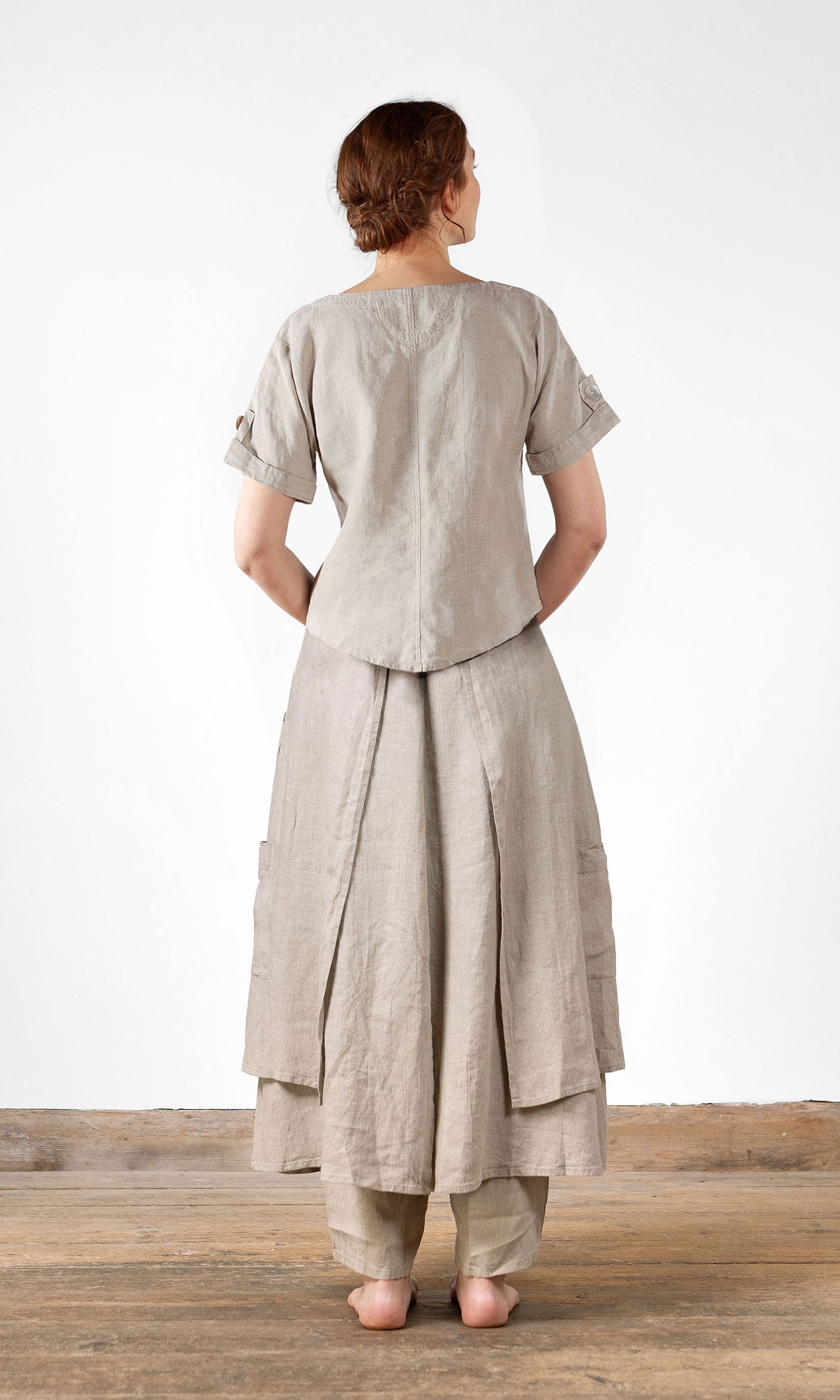 Kurzes Leinentop mit Perlmuttknöpfen