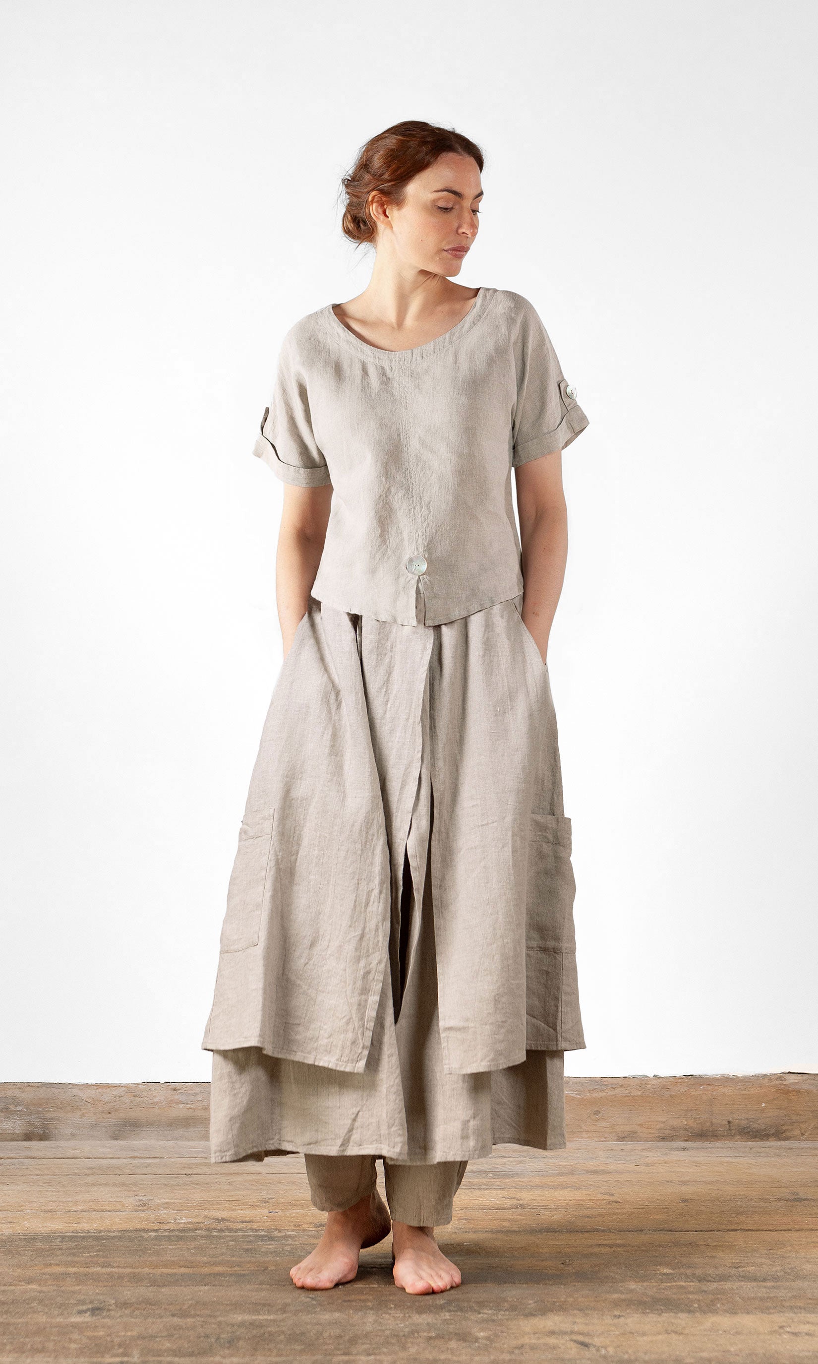 Kurzes Leinentop mit Perlmuttknöpfen