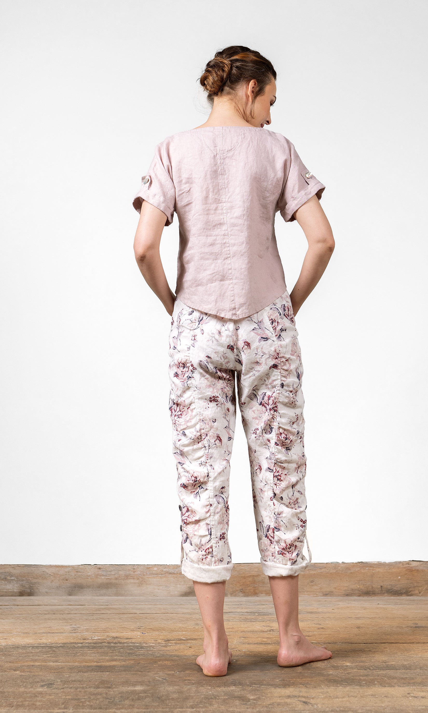 Kurzes Leinenoberteil mit Perlmuttknöpfen