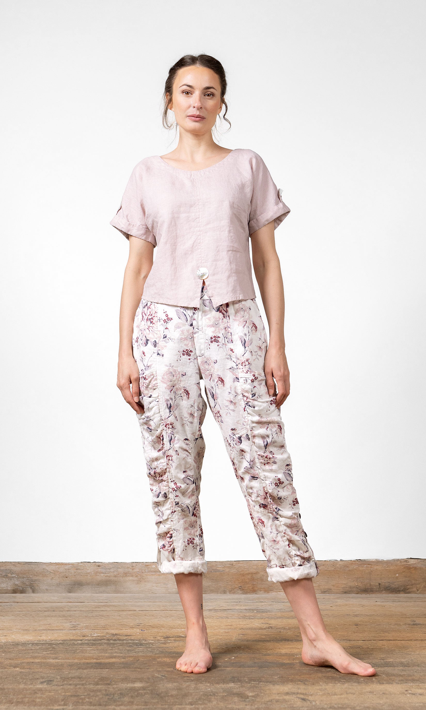 Kurzes Leinenoberteil mit Perlmuttknöpfen