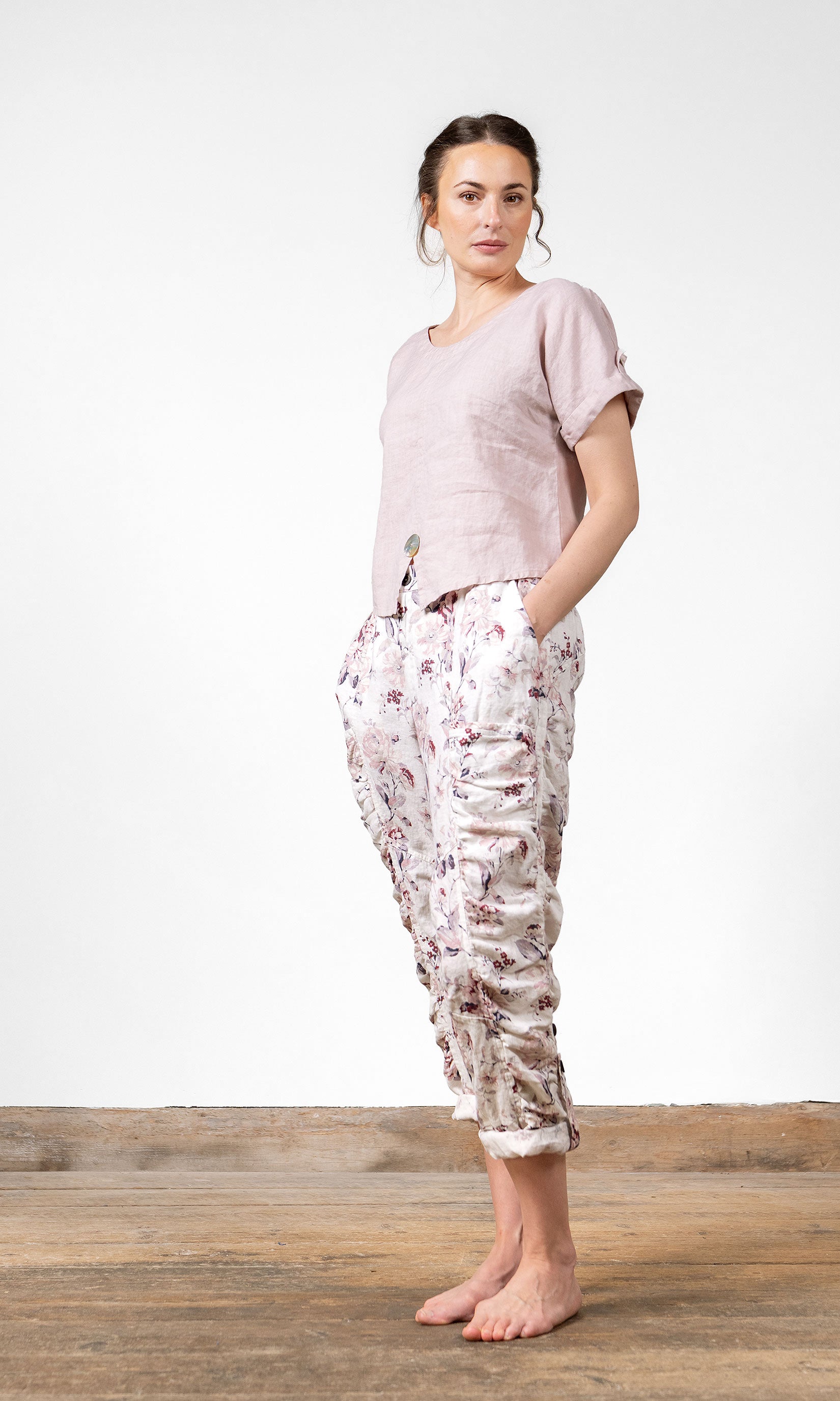 Kort linlinne med perlemorknapper