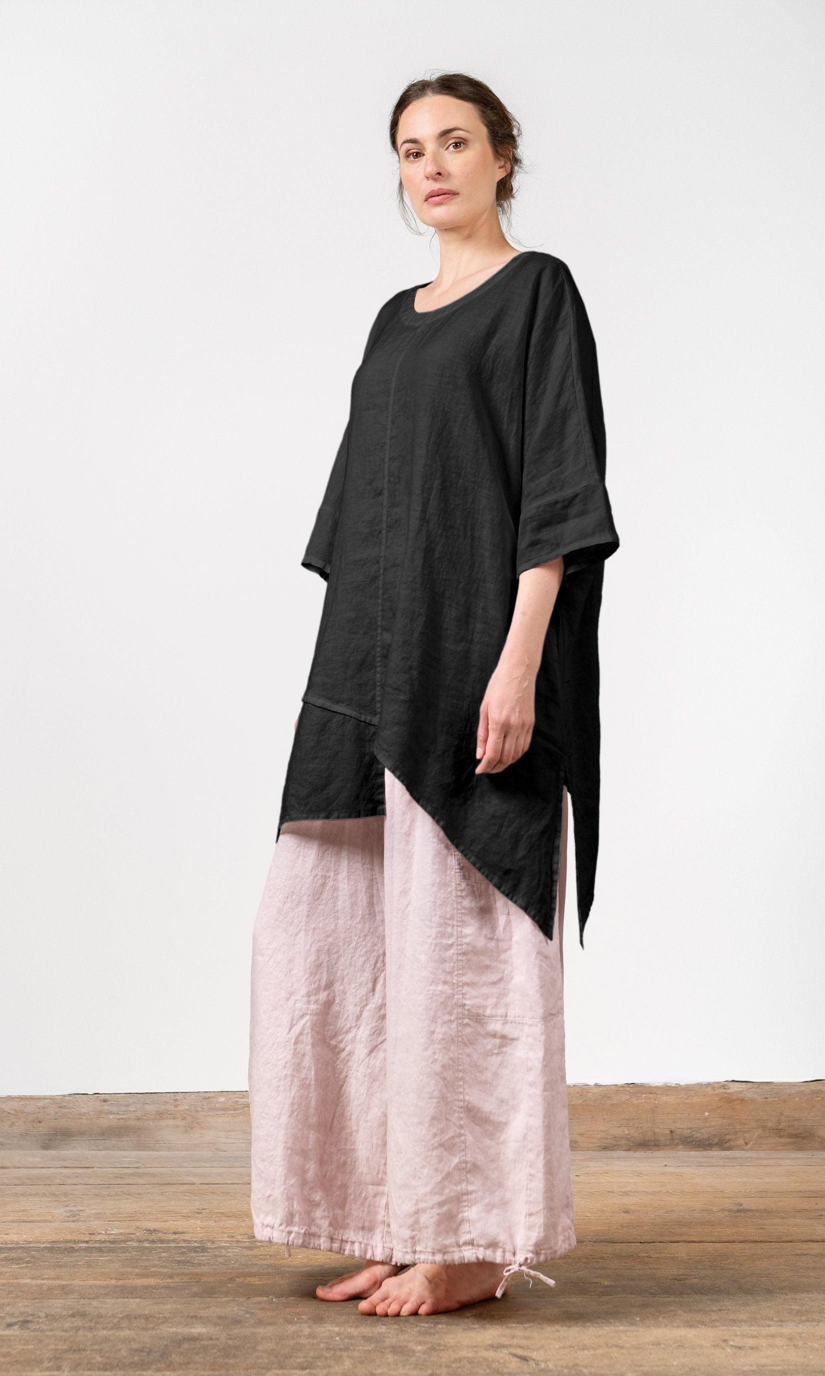 Lång linnetunika med asymmetrisk nederkant