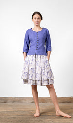 Linnebluse med knapper, kravedetaljer og 3/4-ermet