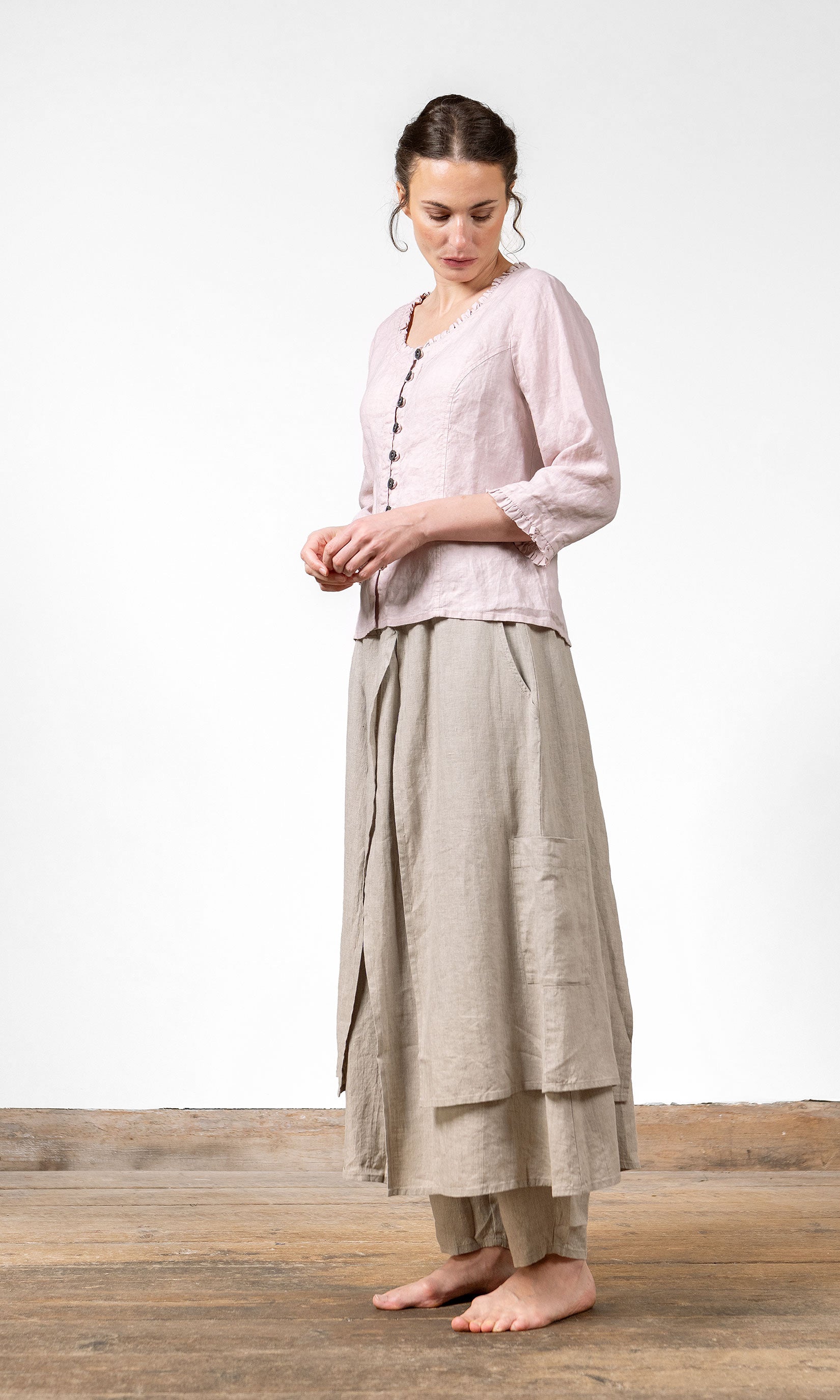 Linneblus med knäppning, kråsdetaljer och 3/4 ärm