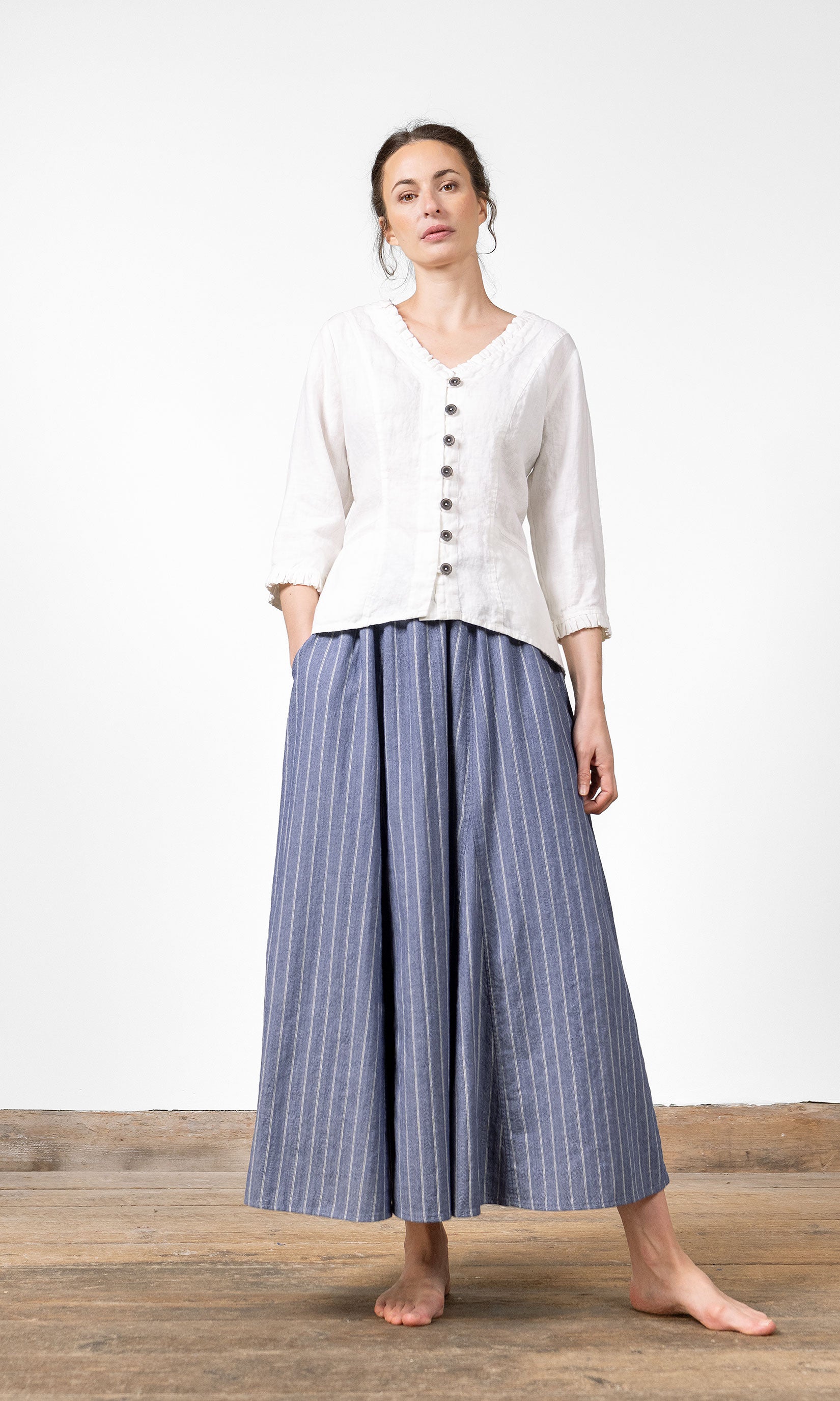 Linneblus med flikar, kråsdetaljer och 3/4 ärm