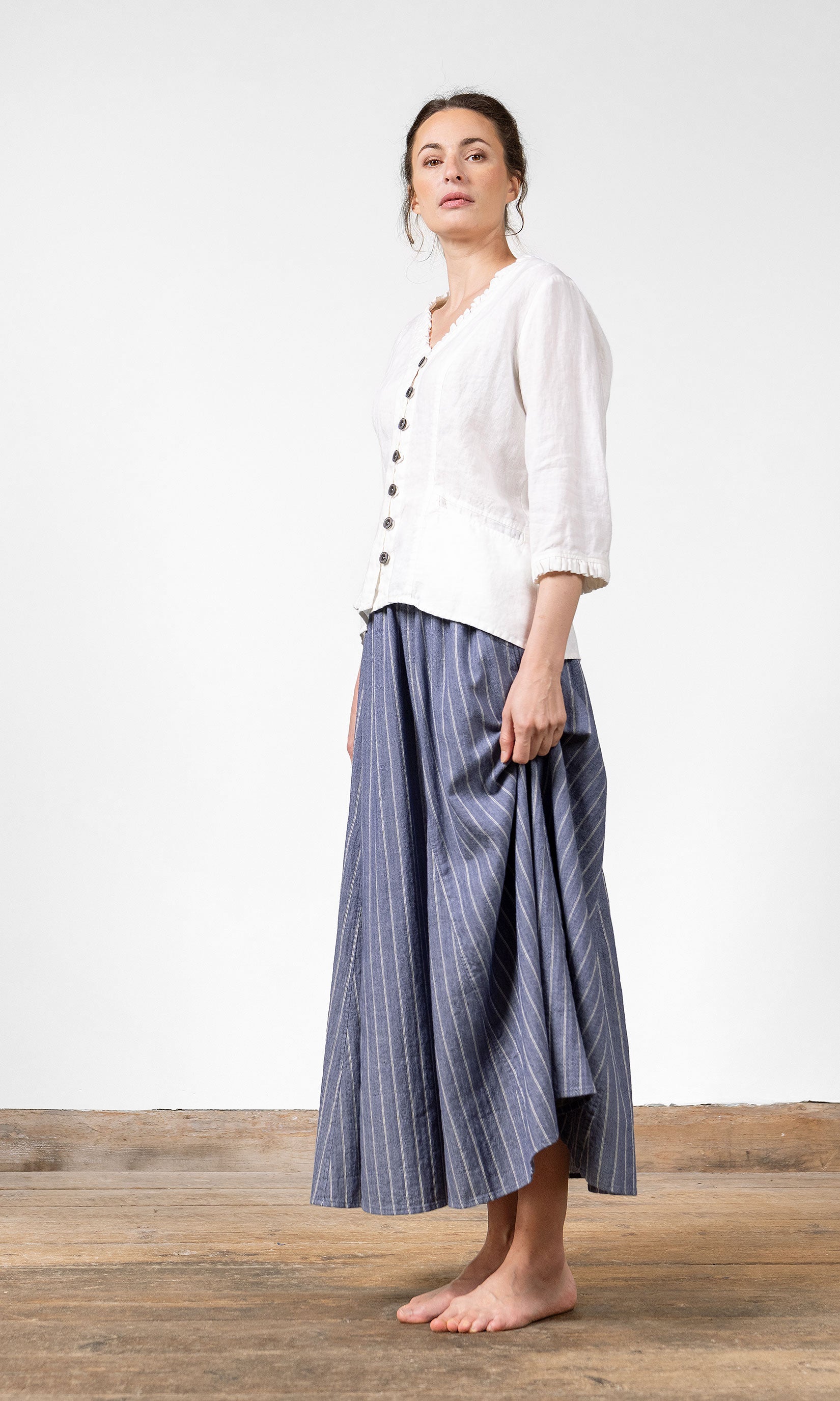 Linneblus med flikar, kråsdetaljer och 3/4 ärm