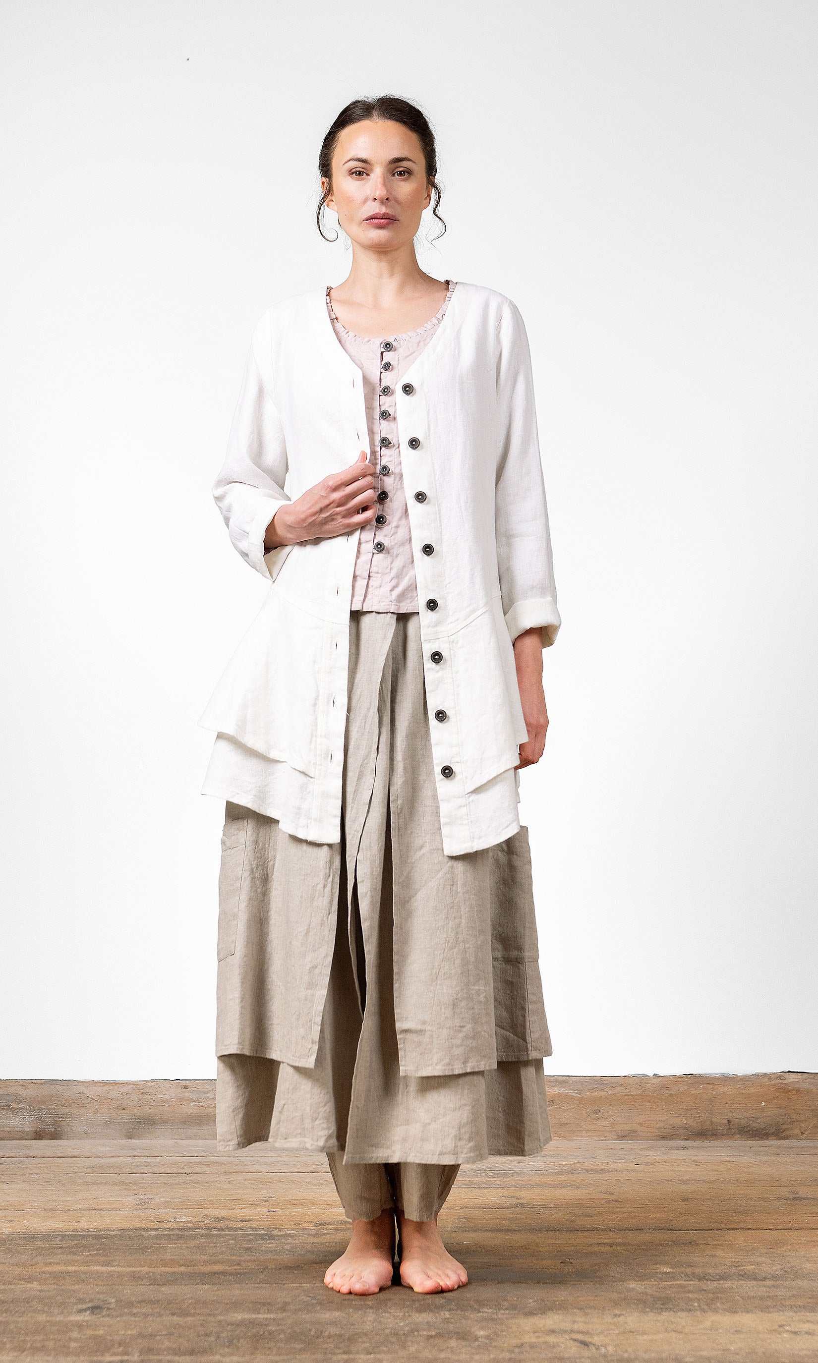 Linnejacka med volang och v-ringning