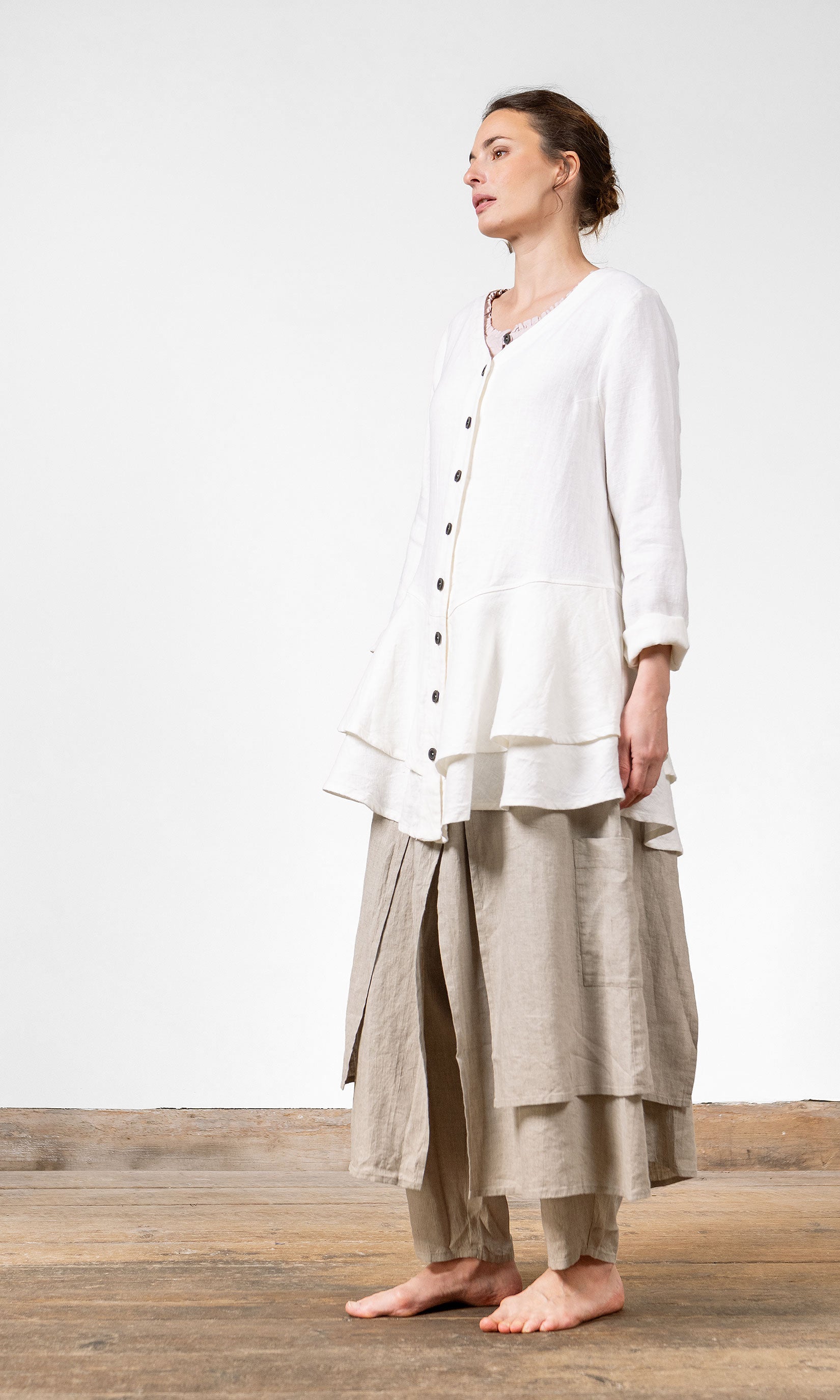 Linnejacka med volang och v-ringning