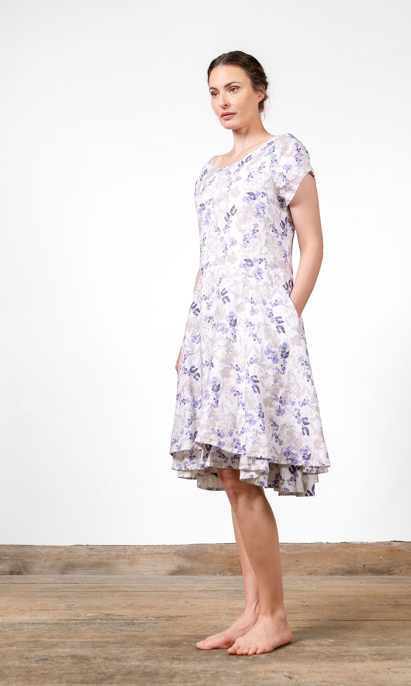 Linneklänning i kortärmad, insvängd modell