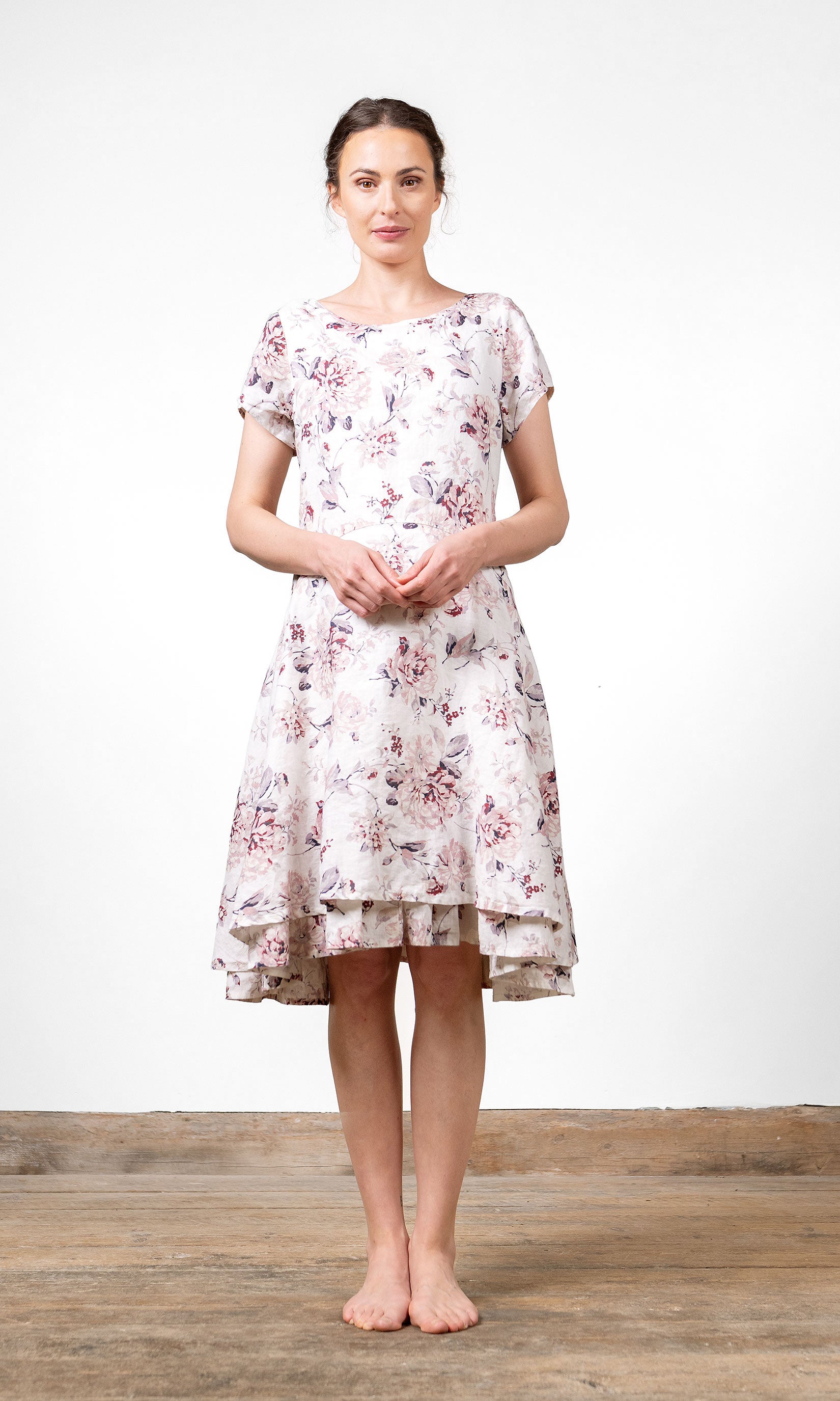 Linneklänning i kortärmad, insvängd modell