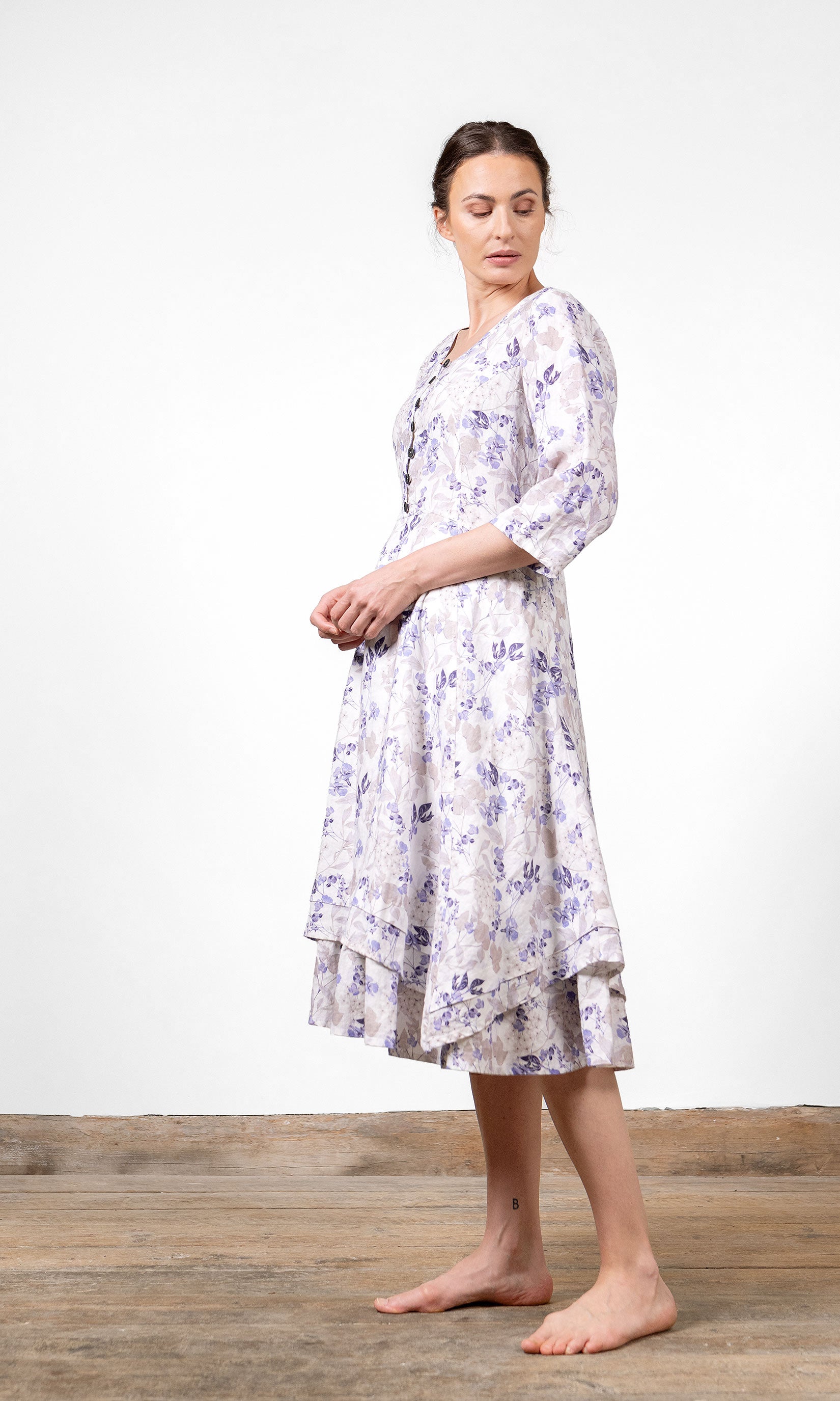 Linneklänning med knappar, figursydd modell